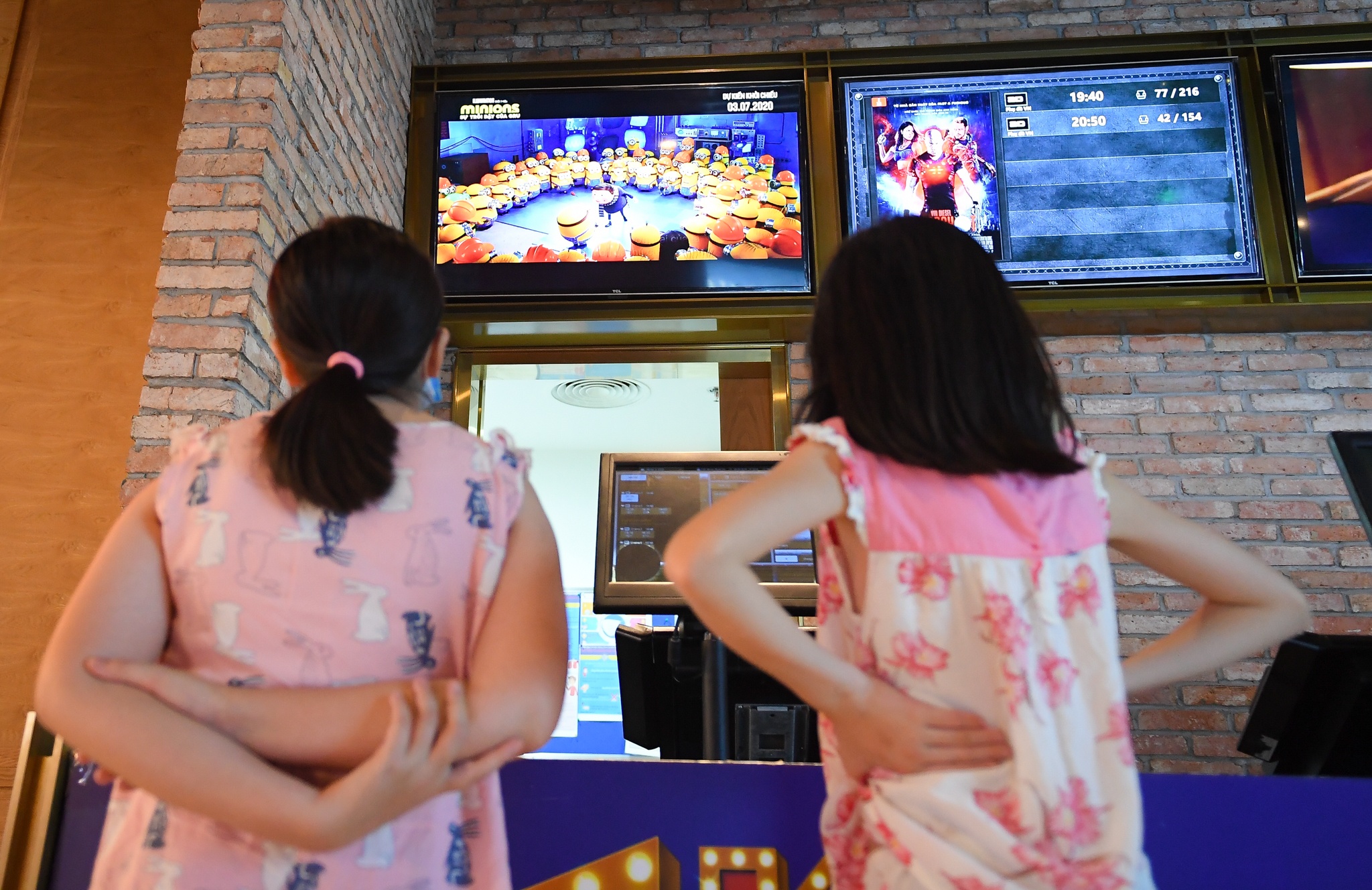 rap chieu phim thuc hien gian cach anh 8