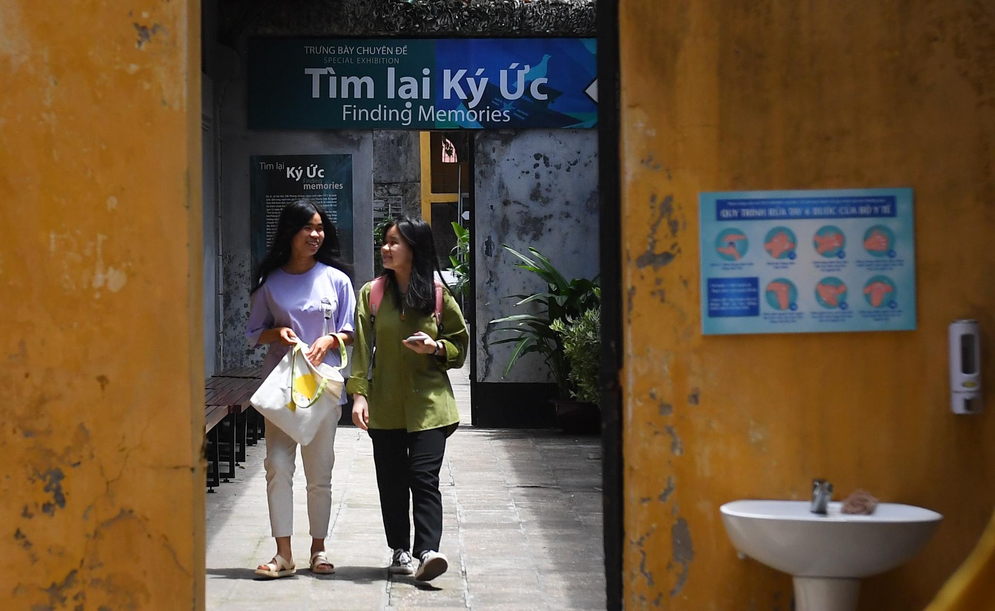 Den Ngoc Son, nha tu Hoa Lo vang khach trong ngay mo cua tro lai hinh anh