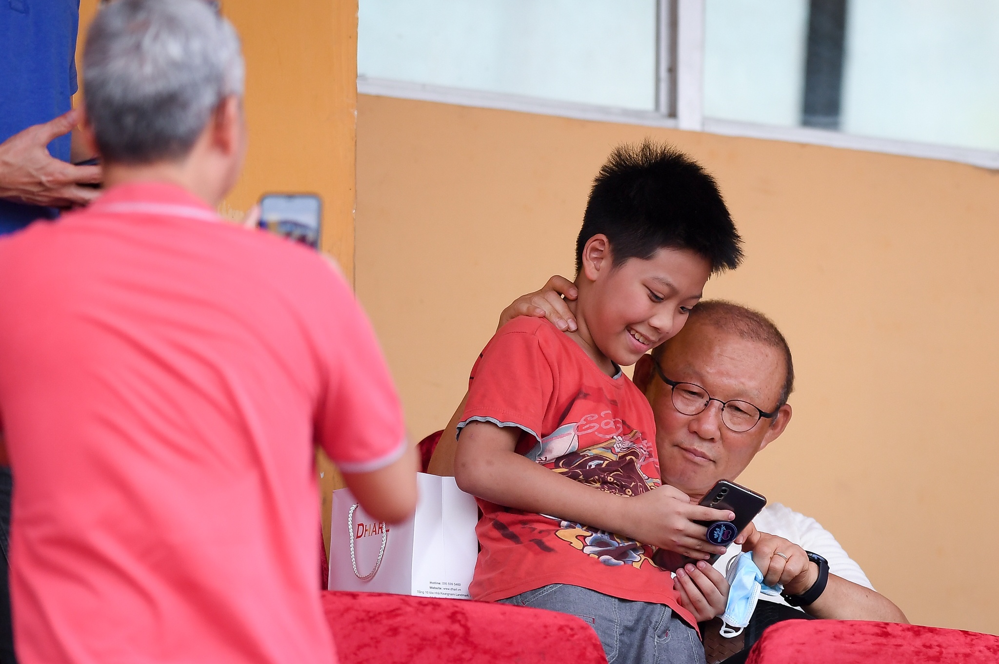 HLV Park Hang-seo tang qua sinh nhat anh 1