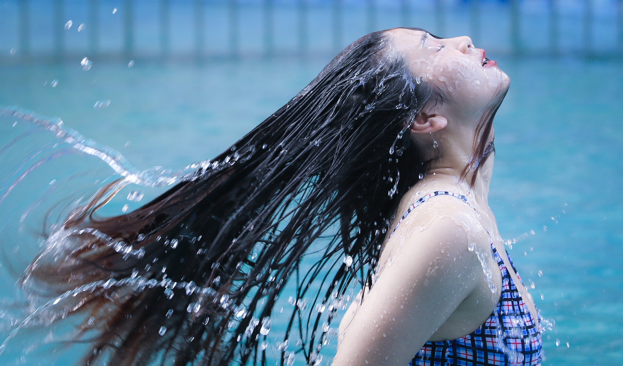 Hot girl mua con so khong ai yeu vi qua manh me hinh anh