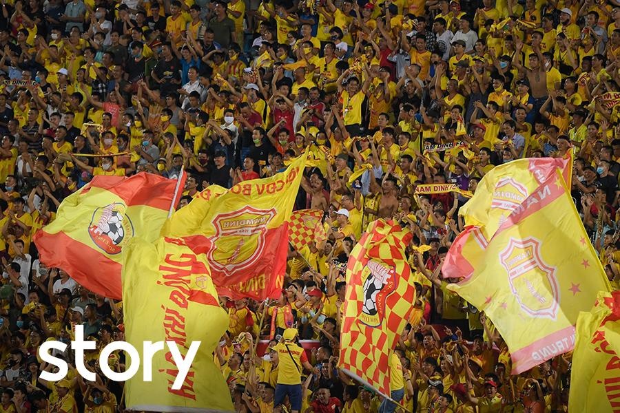 Nu CDV dap chuyen bay tu Nam ra Bac xem HAGL thi dau hinh anh