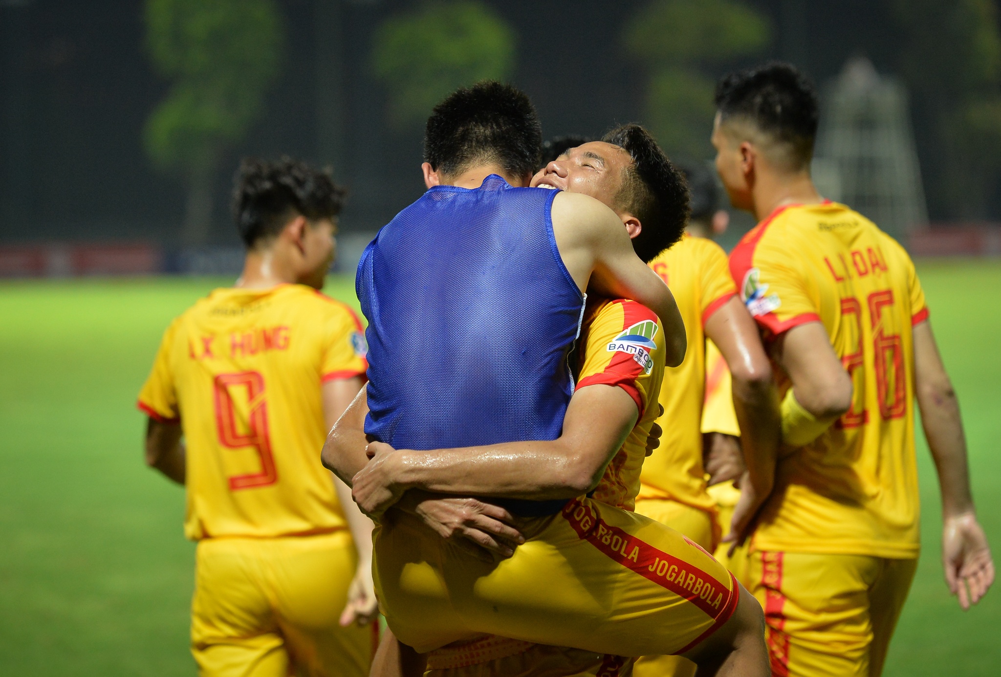 Cau thu Thanh Hoa an mung cuong nhiet anh 5