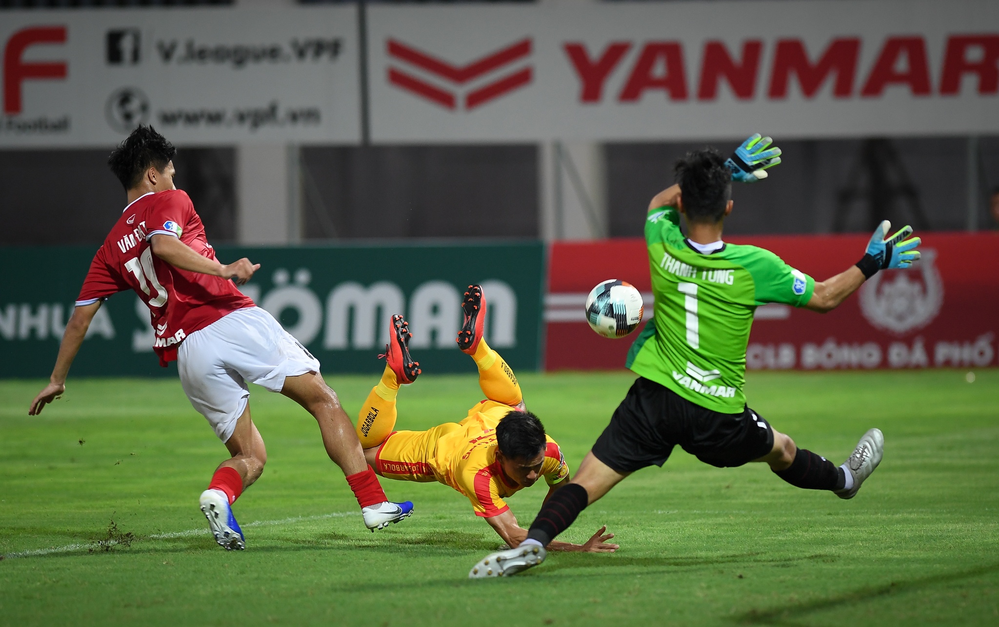 Cau thu Thanh Hoa an mung cuong nhiet anh 8