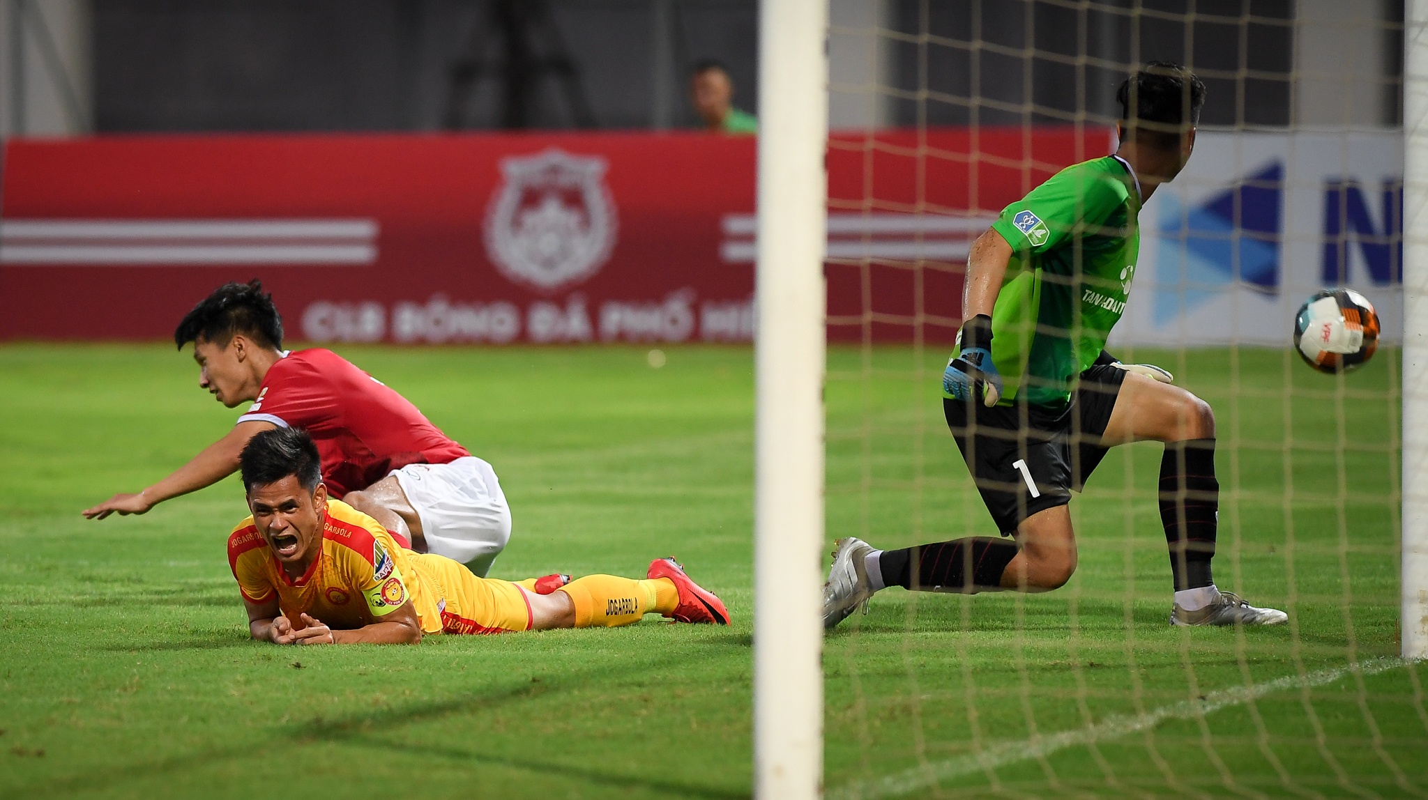 Cau thu Thanh Hoa an mung cuong nhiet anh 9