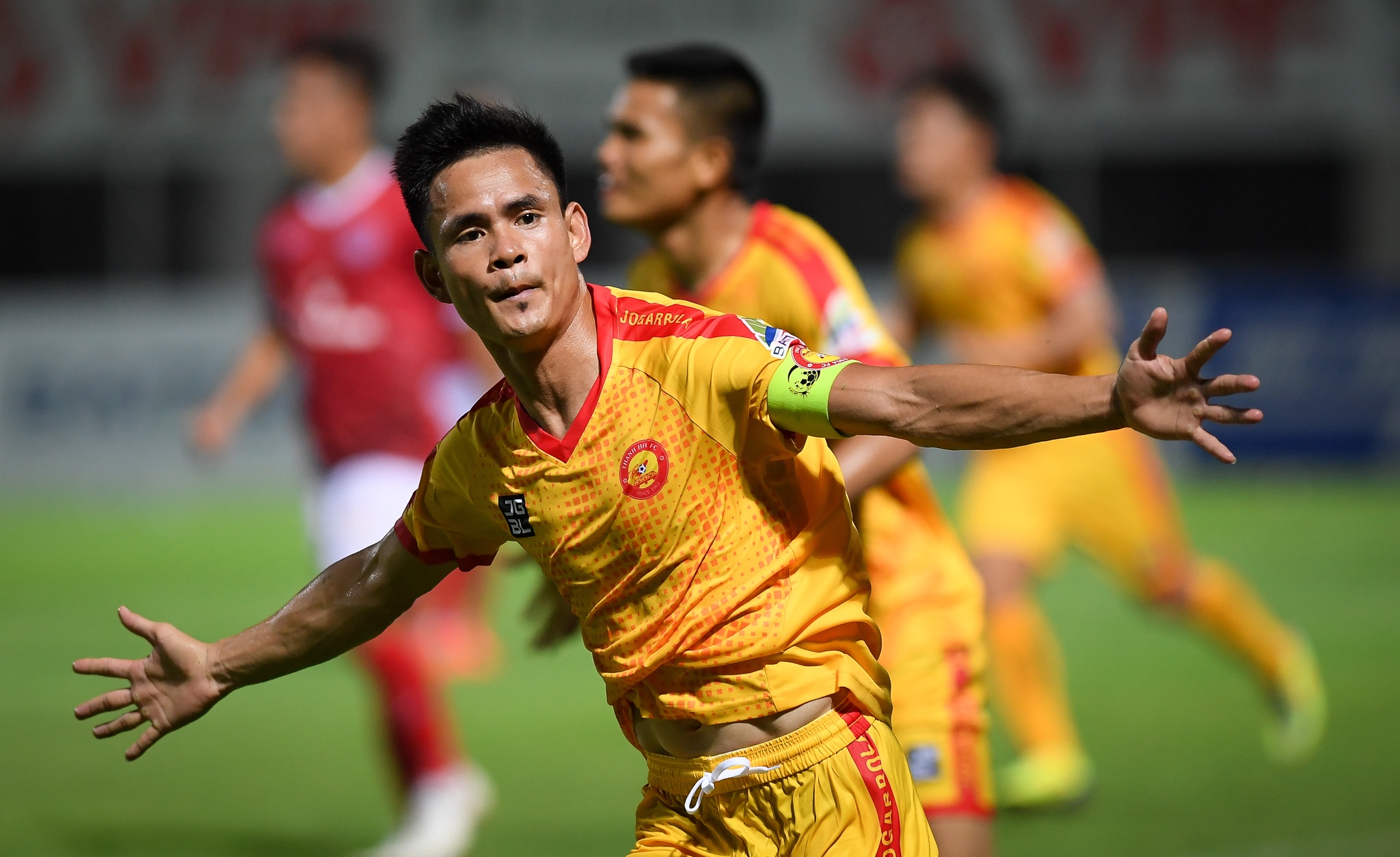 Cau thu Thanh Hoa an mung ban thang o phut bu gio thu 6 hinh anh