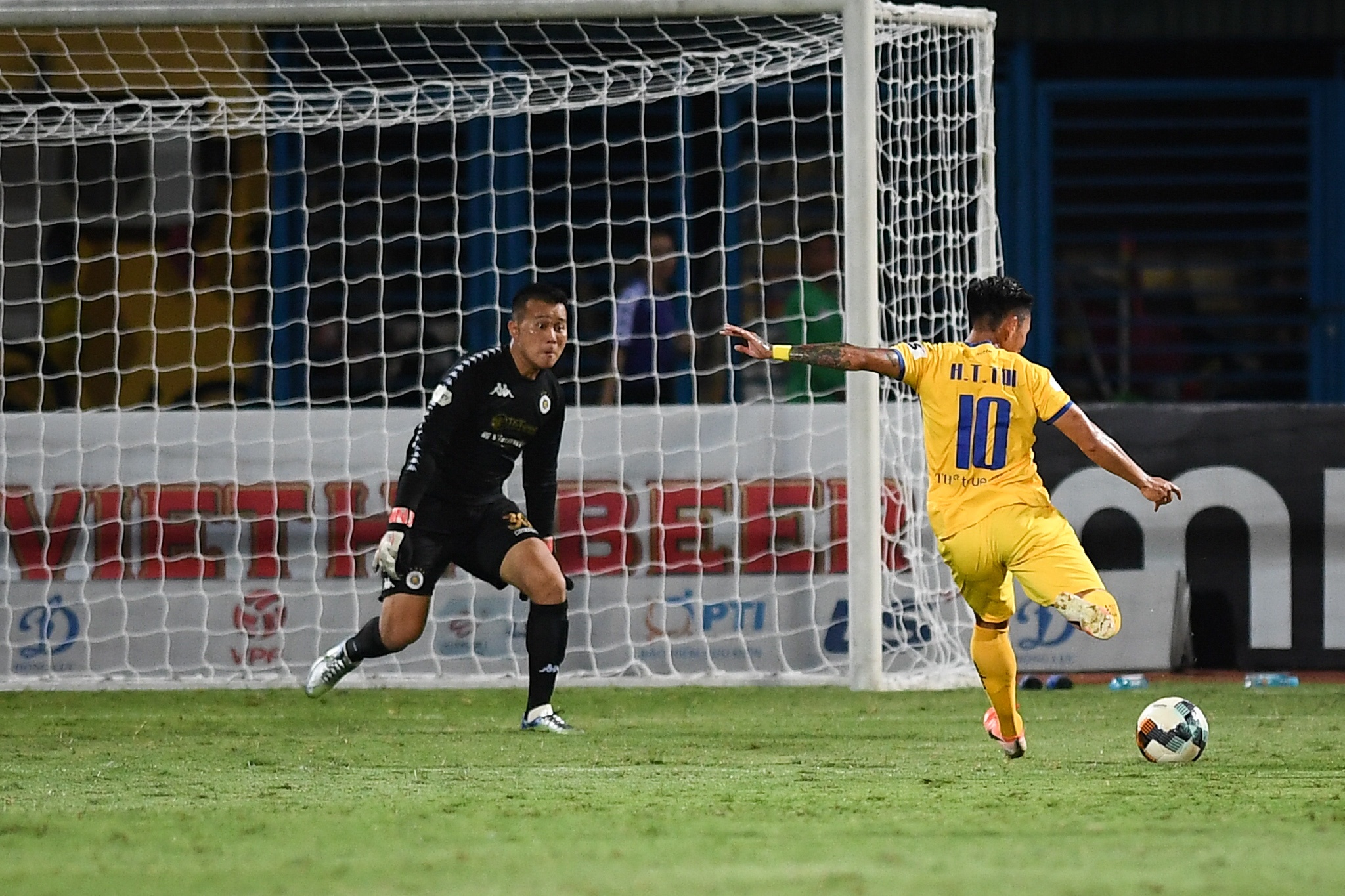 Phan Van Duc solo tu giua san anh 10