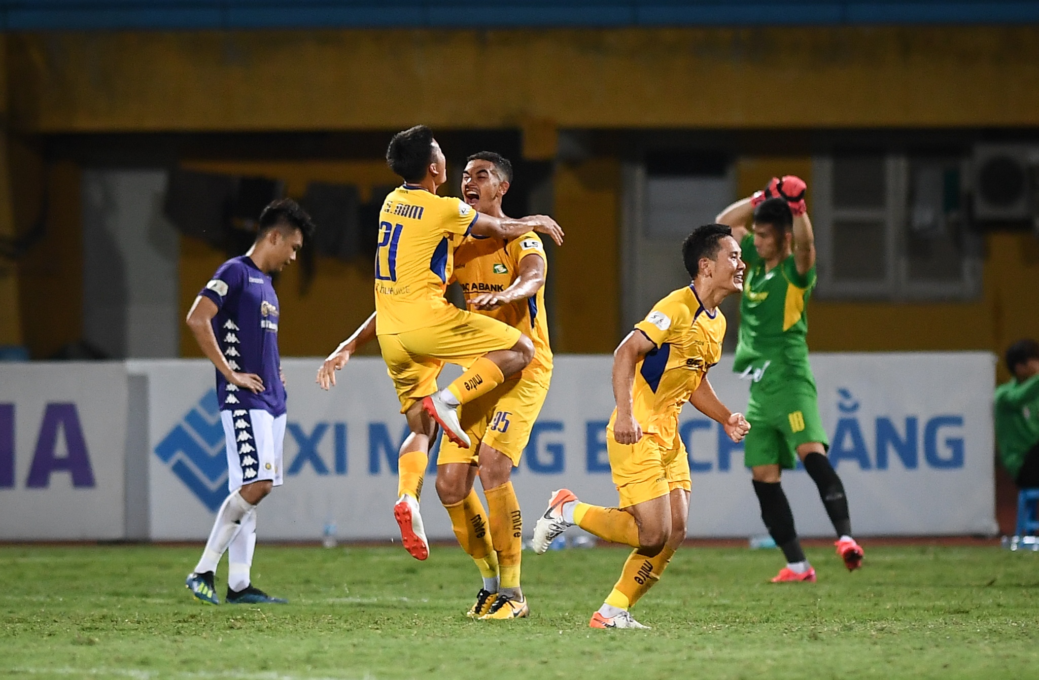 Phan Van Duc solo tu giua san anh 12