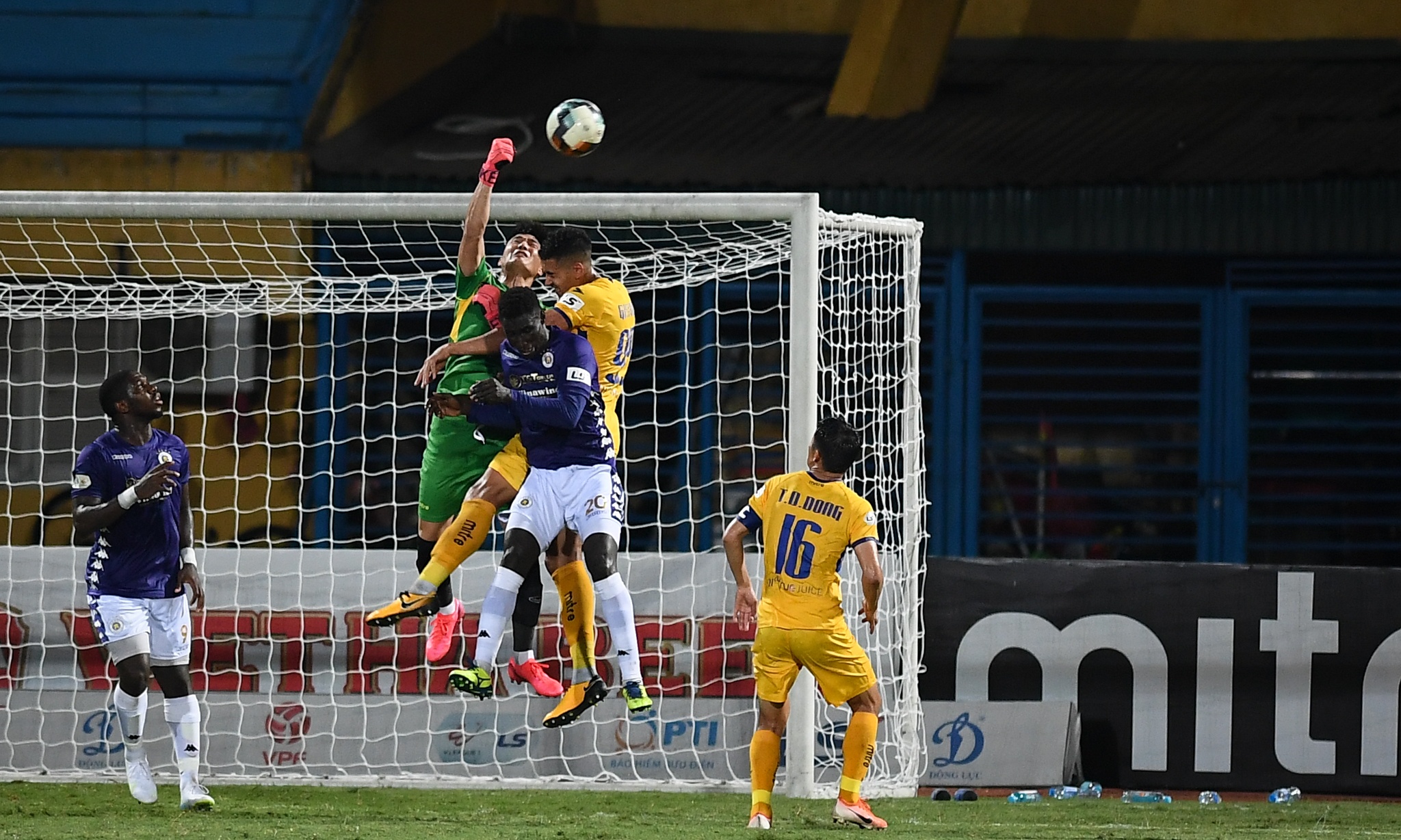 Phan Van Duc solo tu giua san anh 8