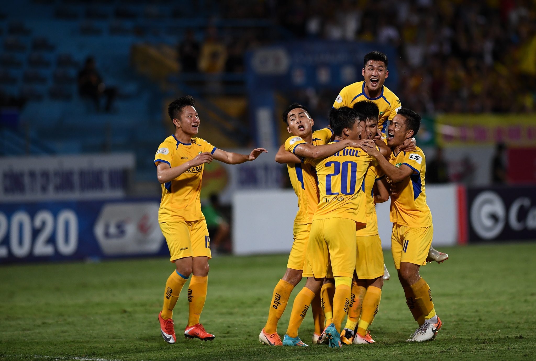 Phan Van Duc solo tu giua san anh 9