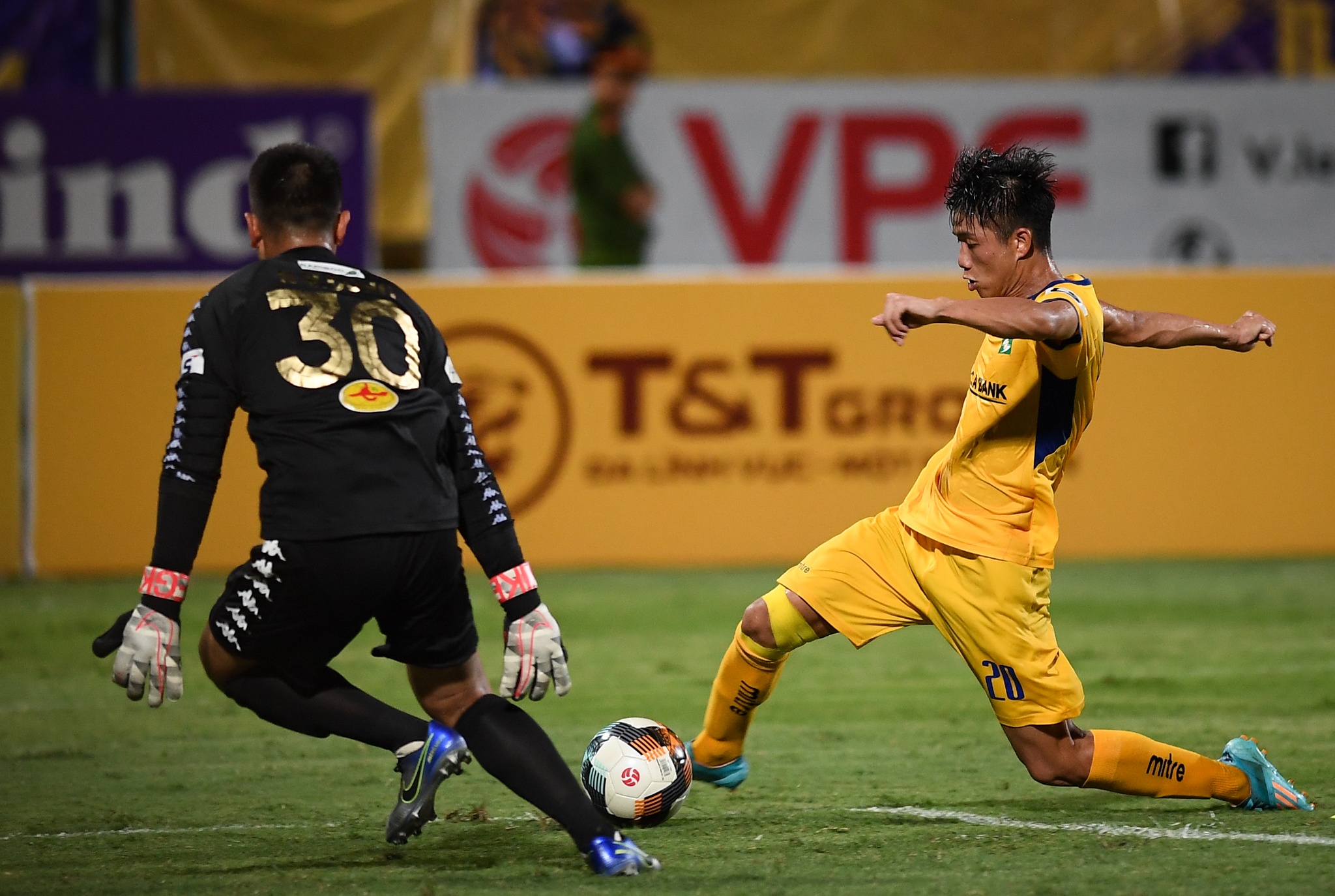 Phan Van Duc but toc, solo tu giua san o phut 88 hinh anh