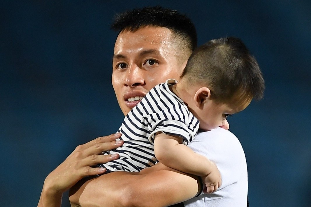 Hung Dung be con trai dau long du sinh nhat buon cua CLB Ha Noi hinh anh