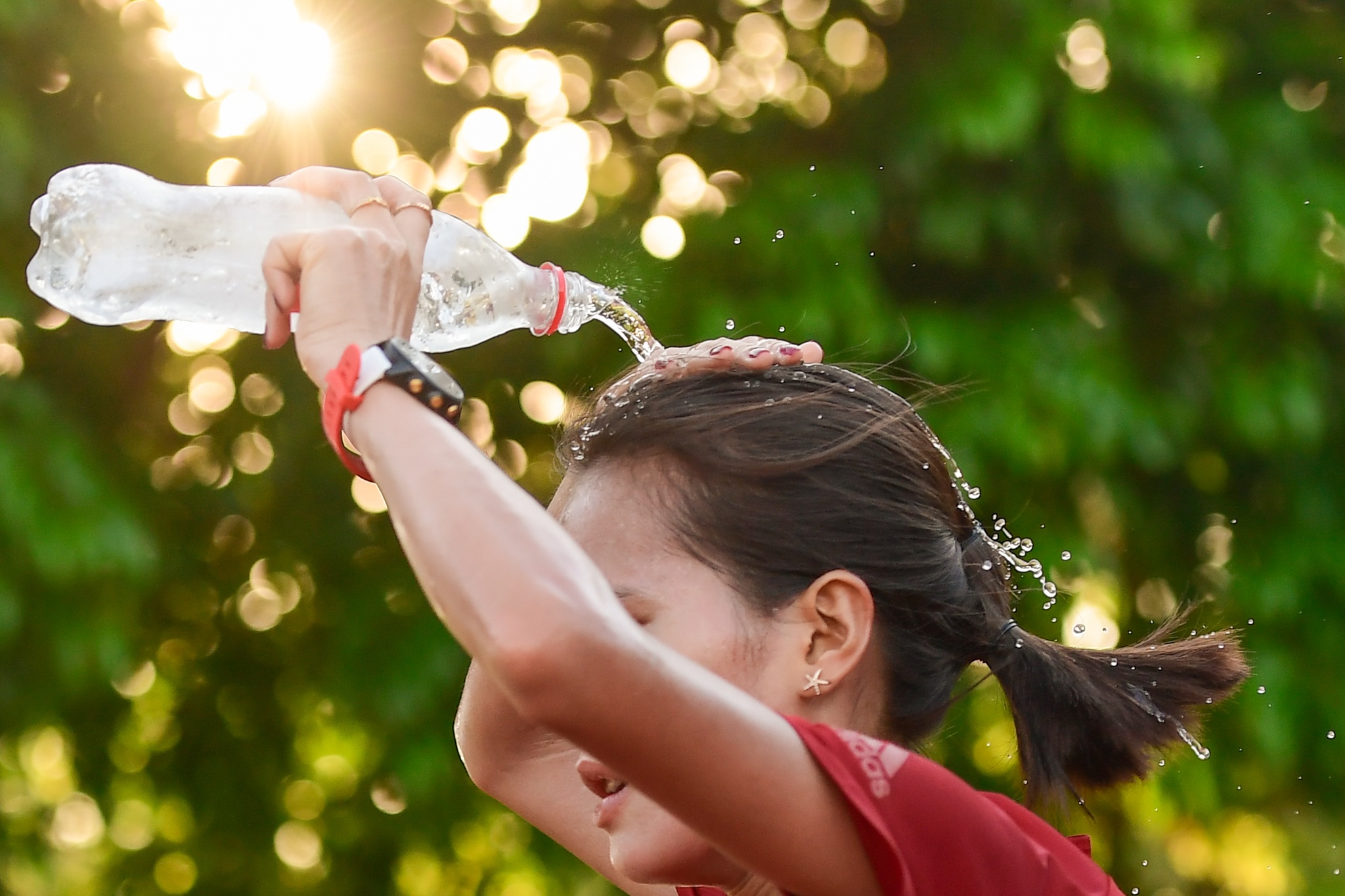 Van dong vien do nuoc da len dau giai nhiet duoi nang 40 do C hinh anh