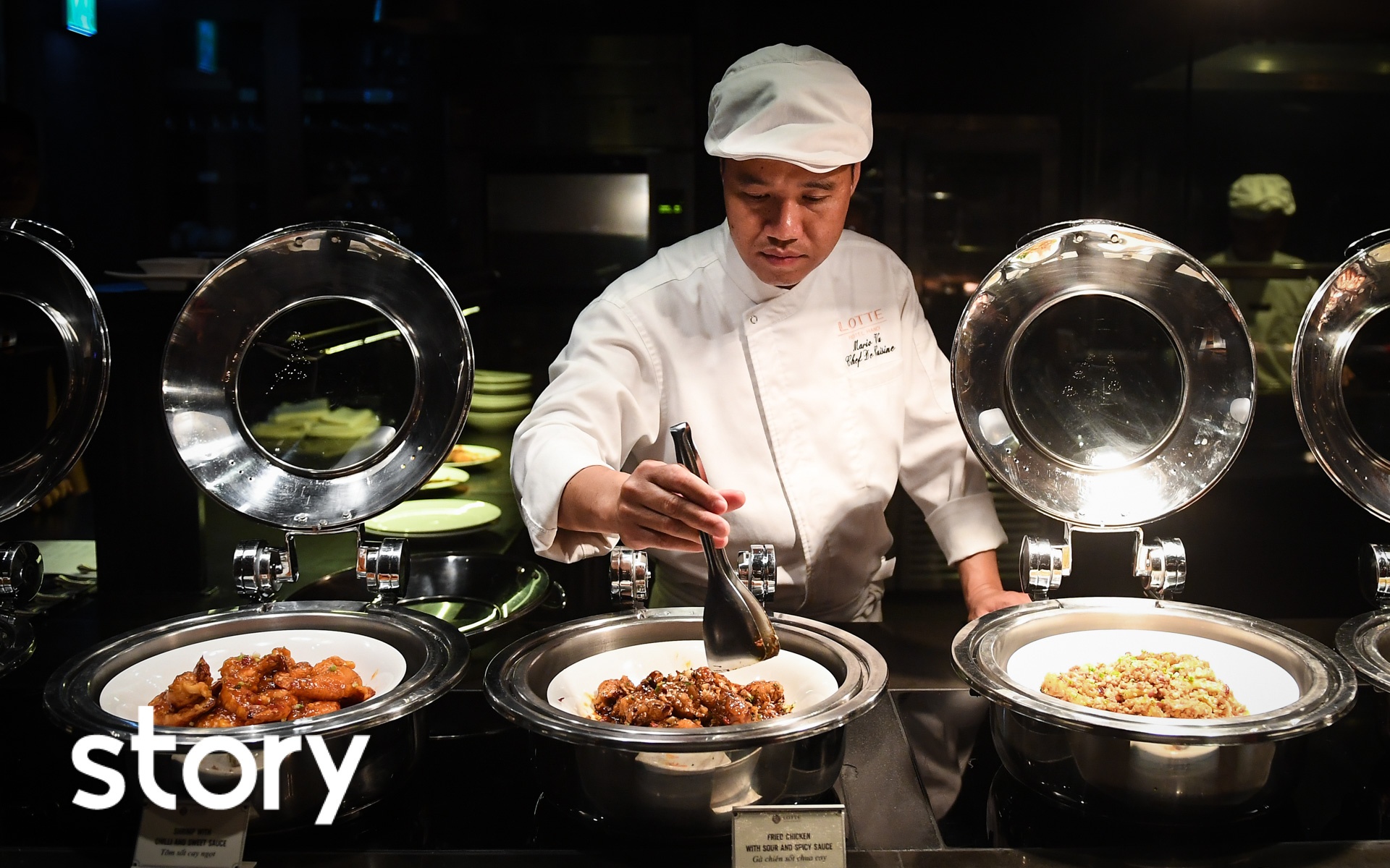 Mot ngay cua bep truong nha hang hang sang hinh anh