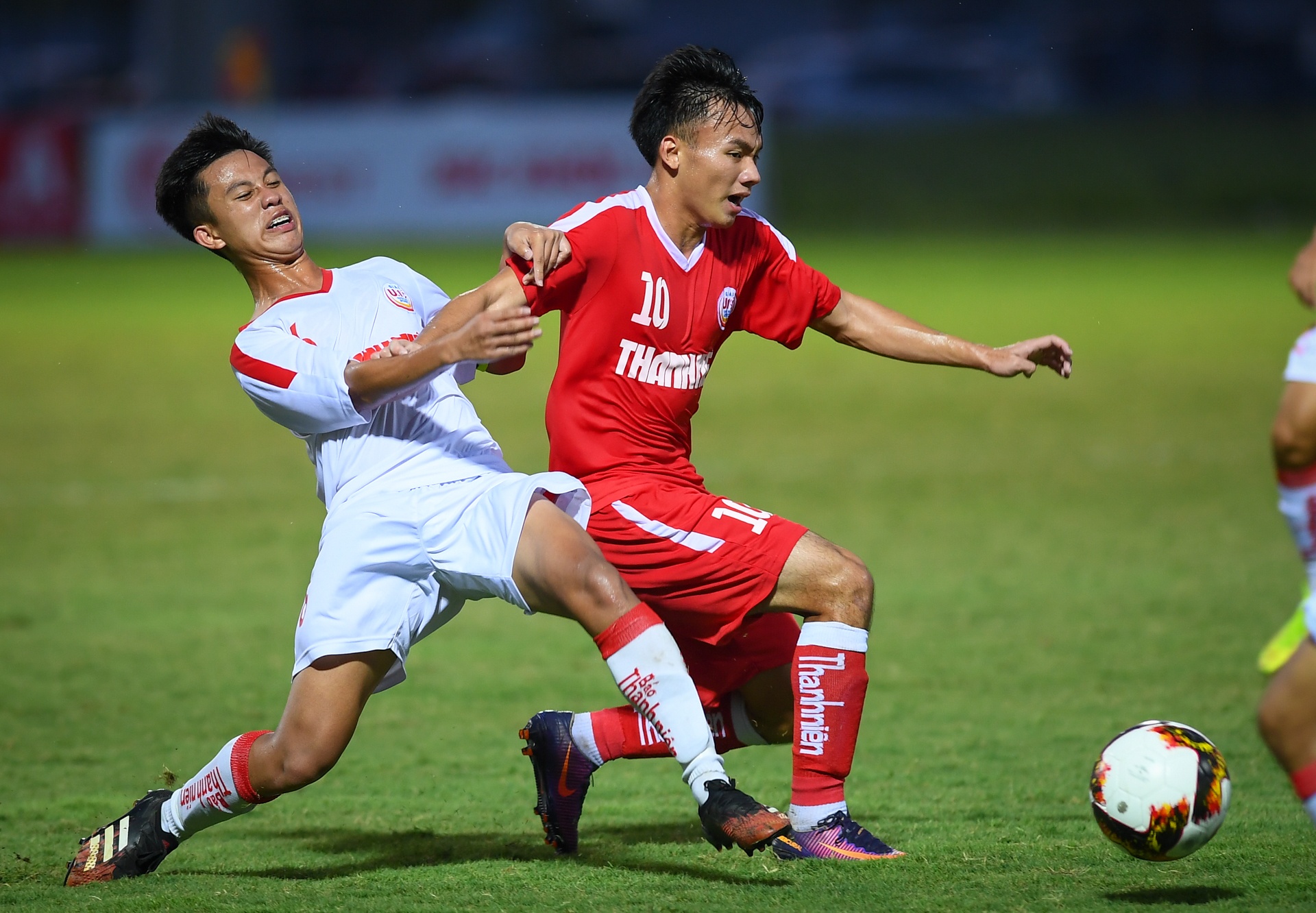 Cau thu Hoang Anh Gia Lai cui dau nhan huy chuong anh 10