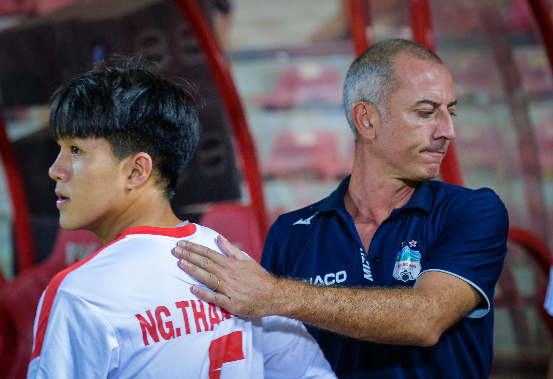 Cau thu Hoang Anh Gia Lai cui dau nhan huy chuong anh 5