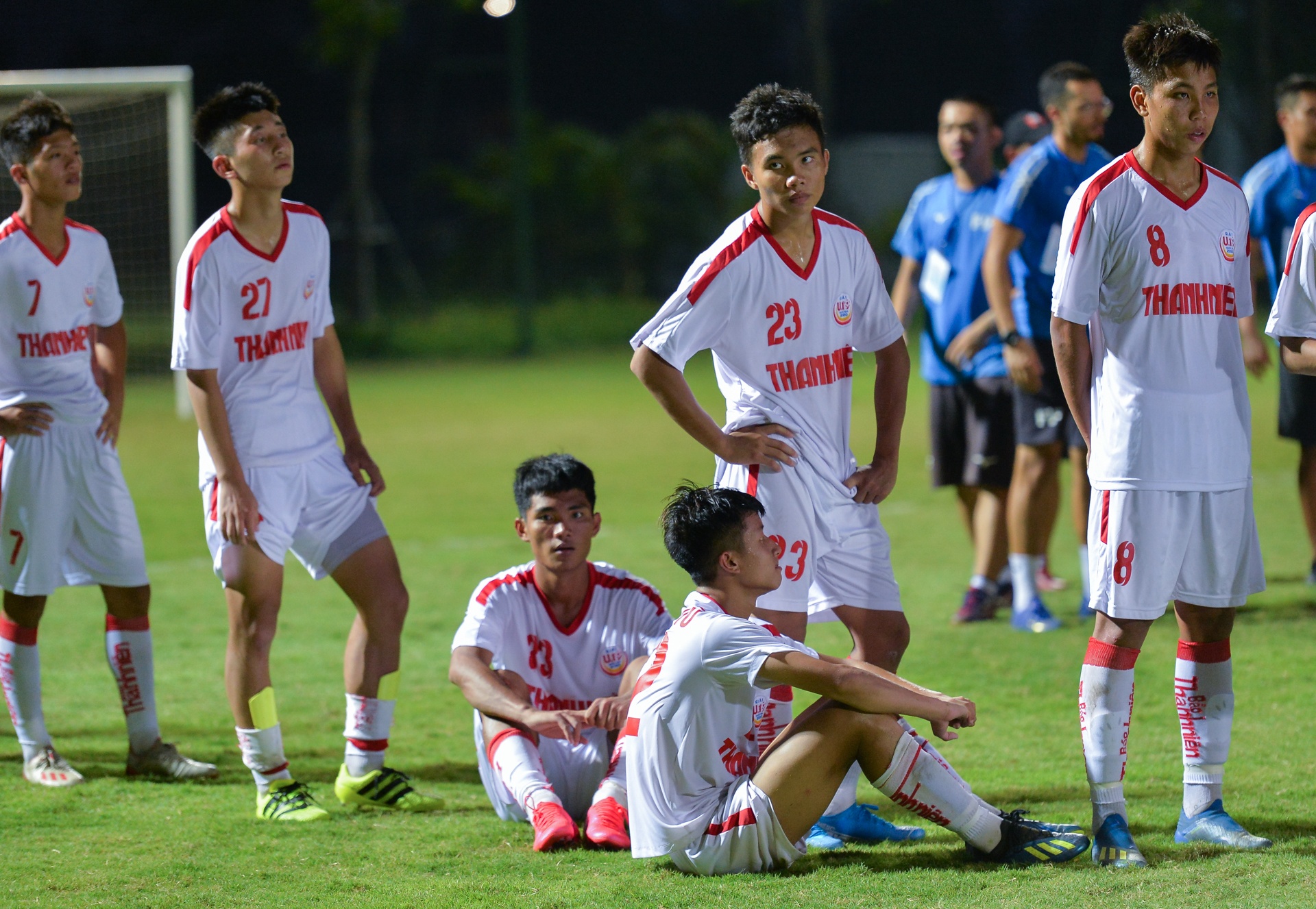 Cau thu Hoang Anh Gia Lai cui dau nhan huy chuong anh 1