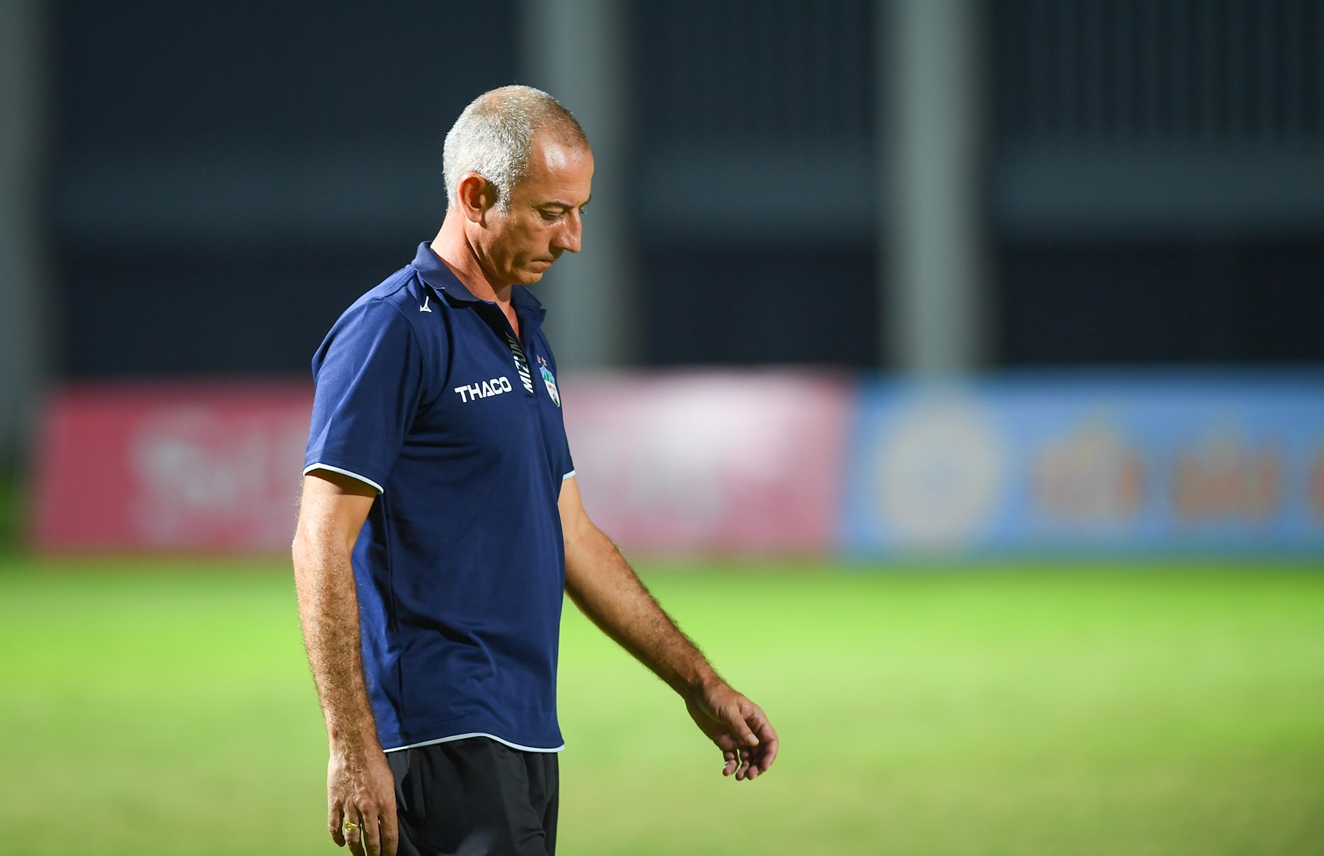 Cau thu Hoang Anh Gia Lai cui dau nhan huy chuong anh 3