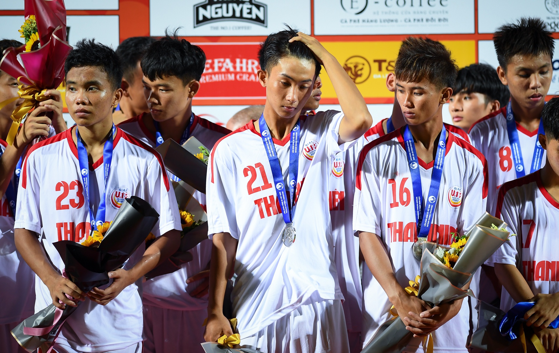 Cau thu Hoang Anh Gia Lai cui dau nhan huy chuong anh 4