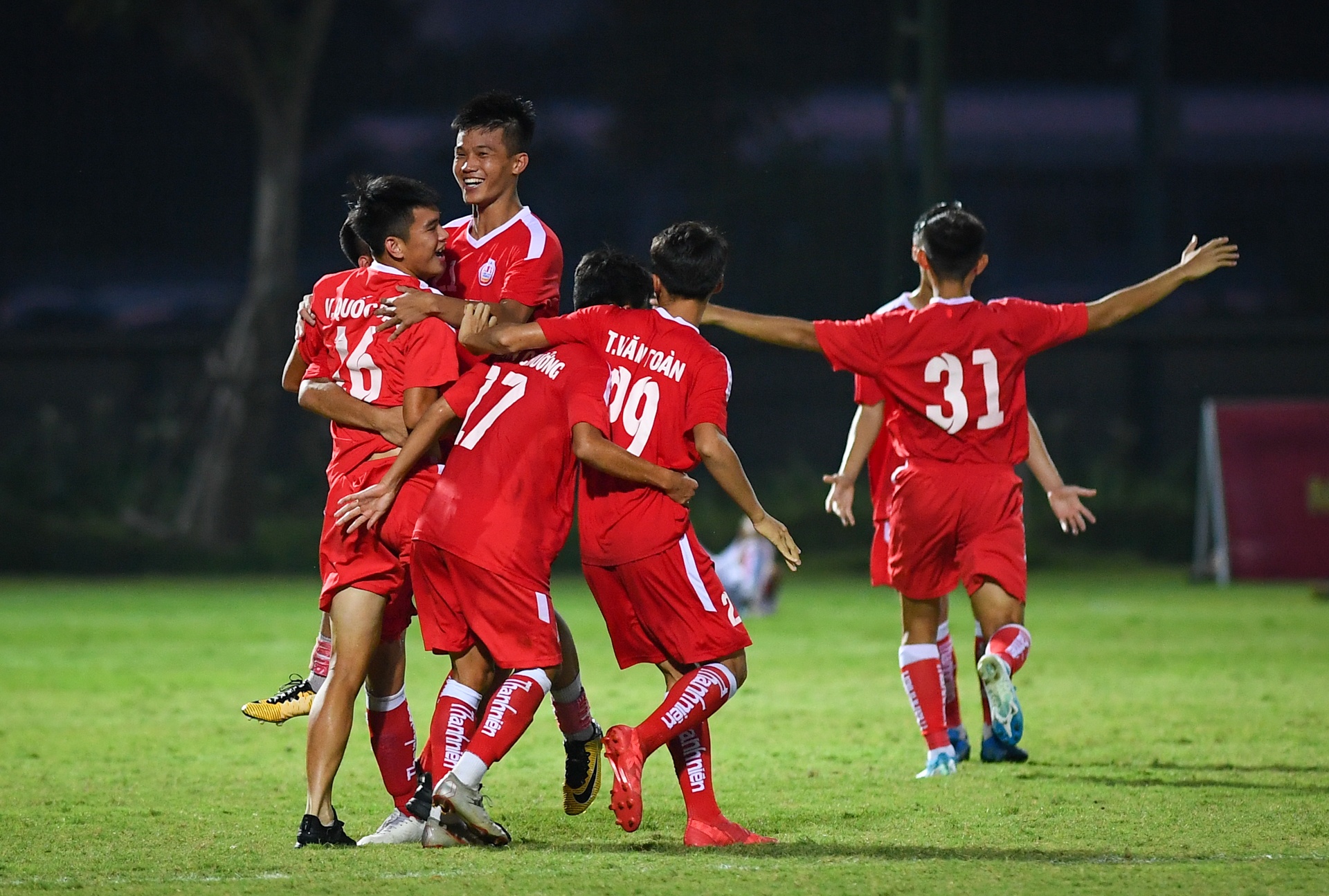 Cau thu Hoang Anh Gia Lai cui dau nhan huy chuong anh 6