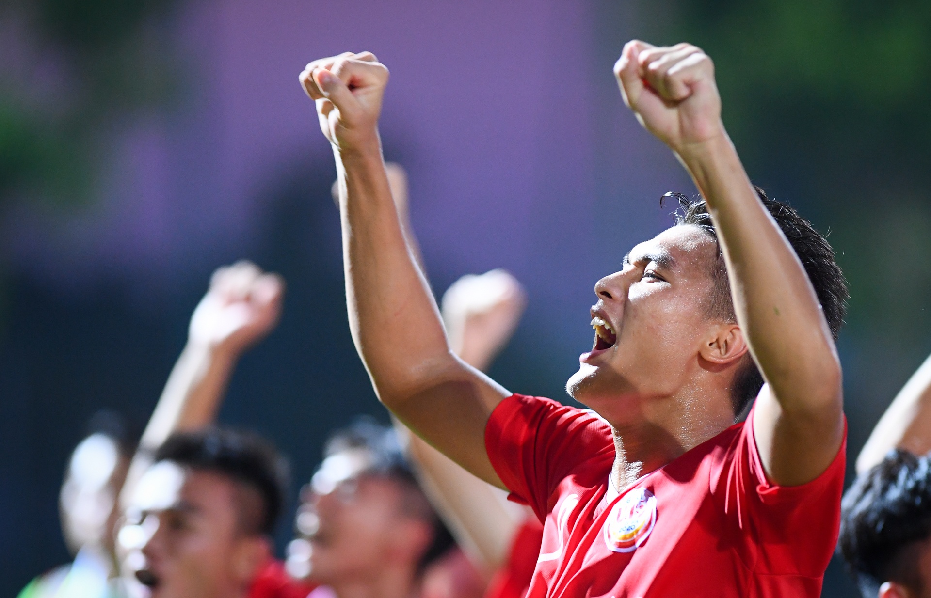 Cau thu Hoang Anh Gia Lai cui dau nhan huy chuong anh 7