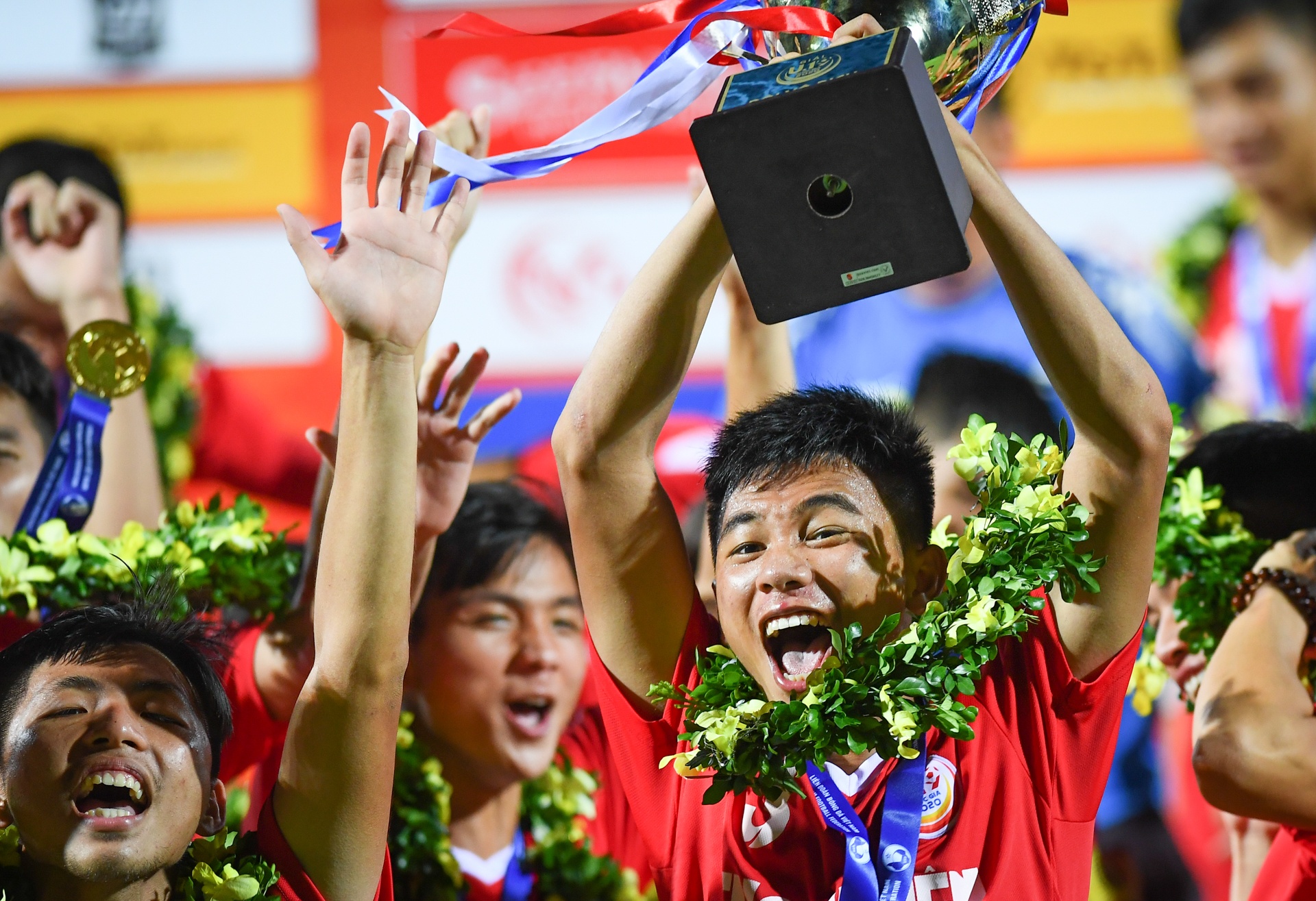 Cau thu Hoang Anh Gia Lai cui dau nhan huy chuong anh 8