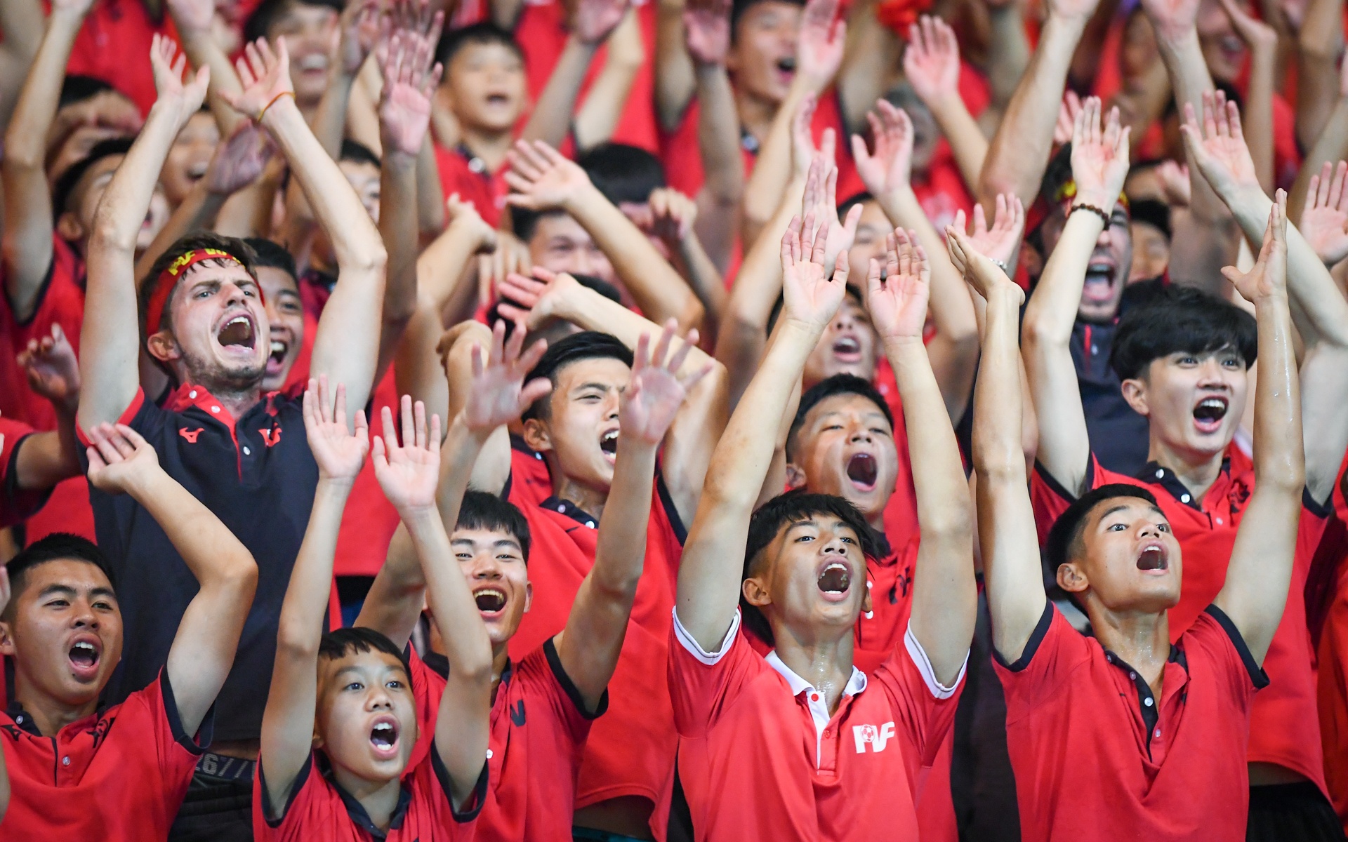 Cau thu Hoang Anh Gia Lai cui dau nhan huy chuong anh 9