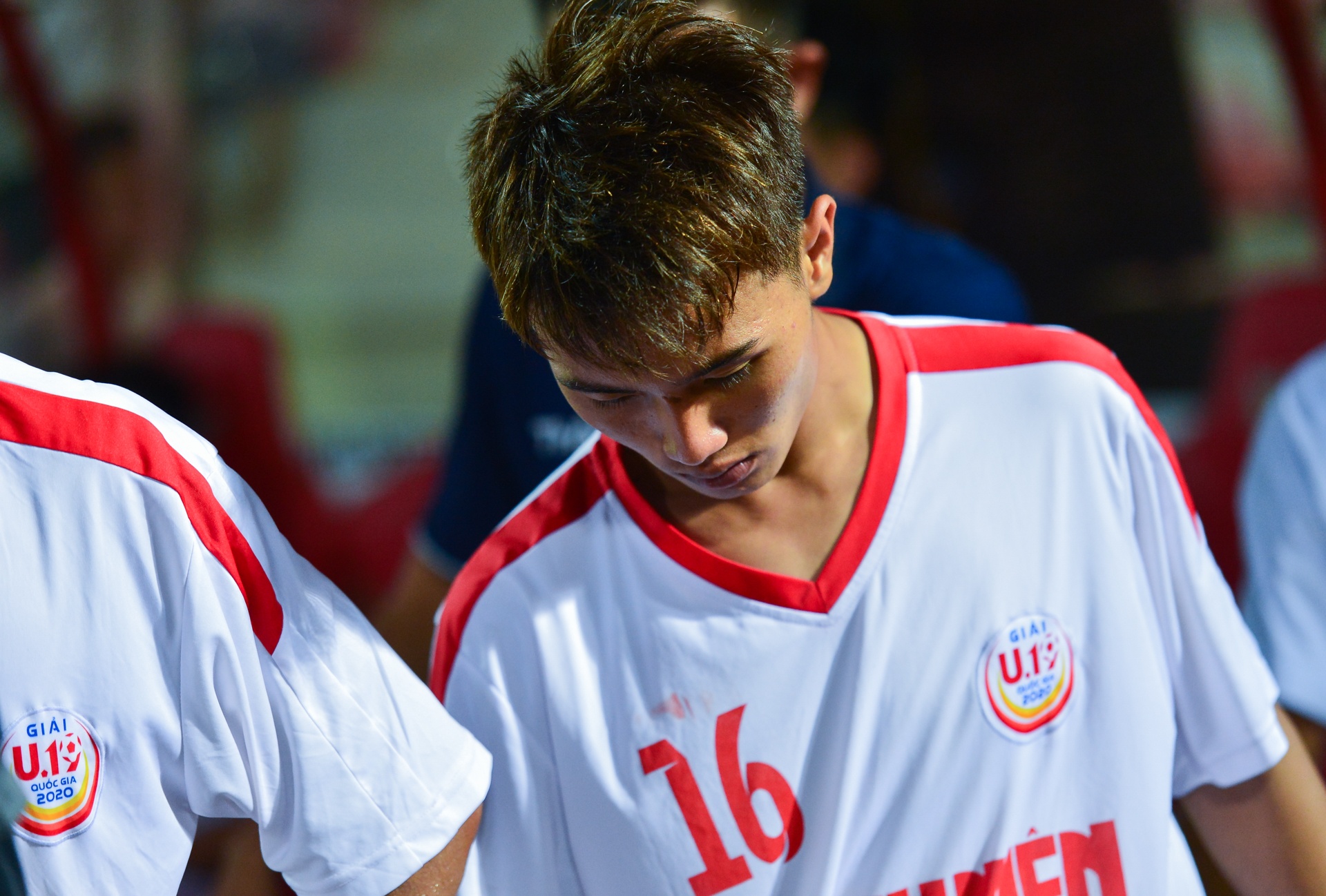 Cau thu Hoang Anh Gia Lai buon ba nhan huy chuong bac hinh anh