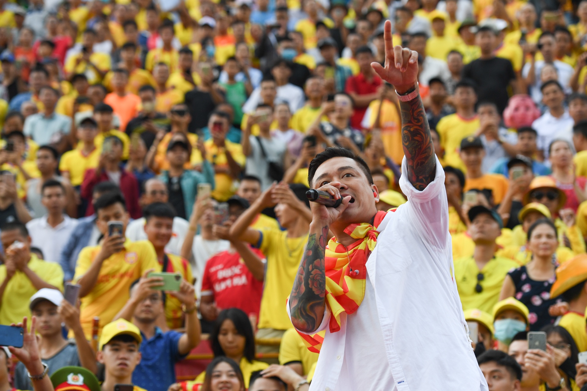 Tuan Hung hat 'Nam lay tay anh' khuay dong san Thien Truong hinh anh