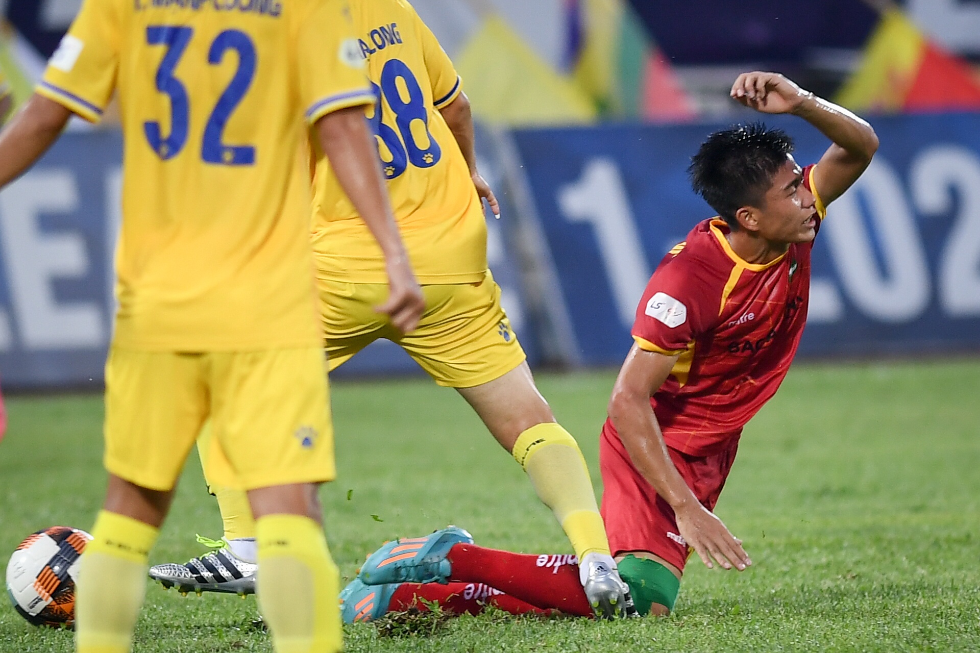 HLV SLNA: 'Phan Van Duc moi chi choi duoc 70 phut' hinh anh