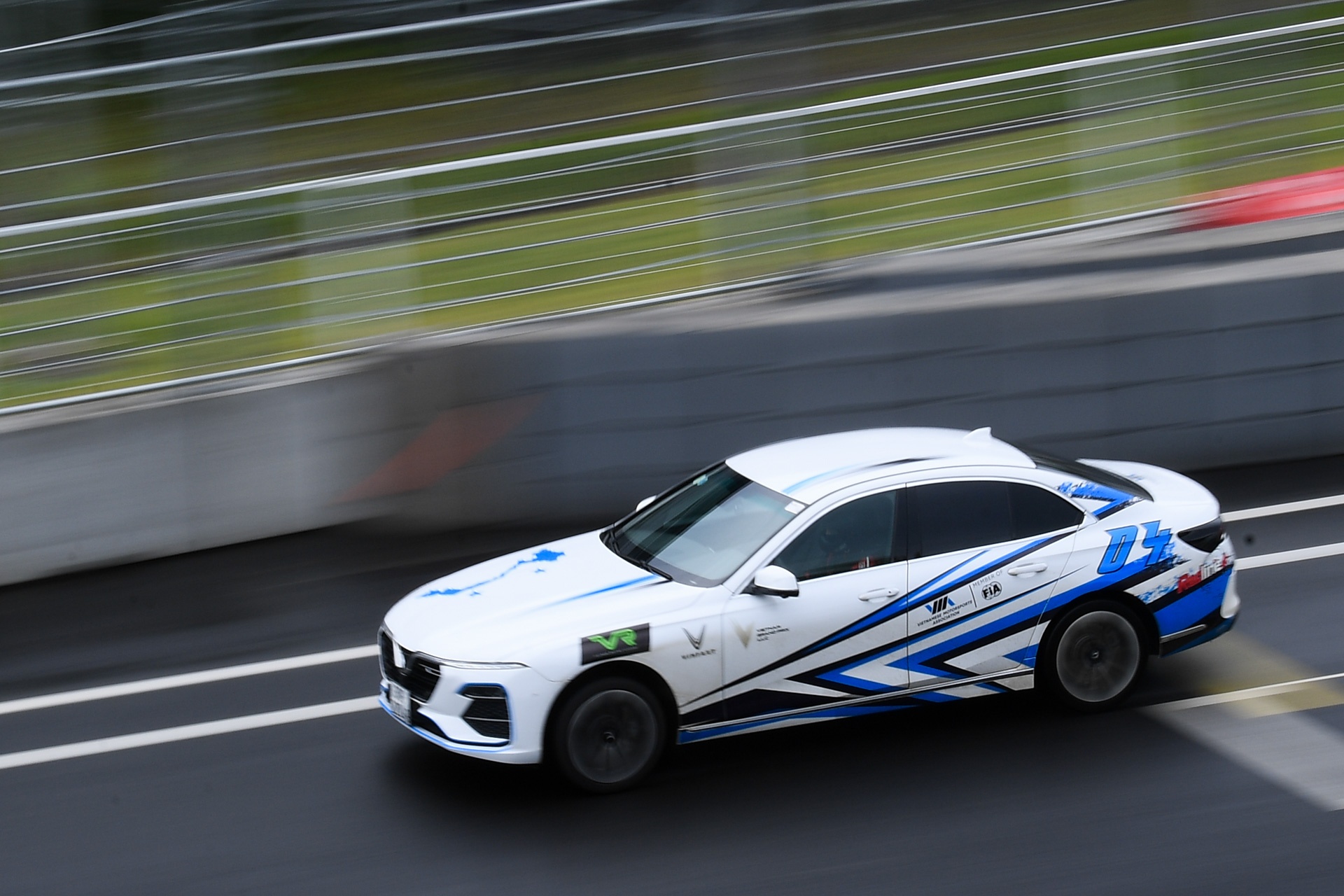 Xe dua lan dau lan banh tai duong F1 Ha Noi hinh anh