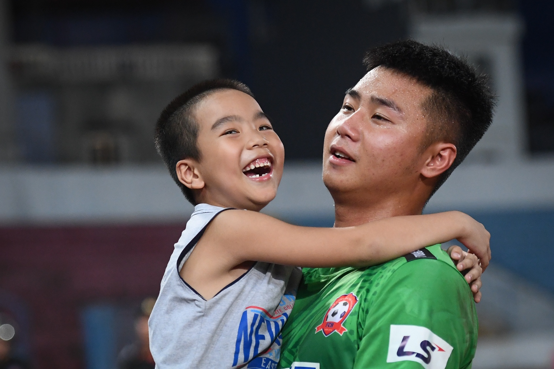 Fan nhi om chan, doi chup anh chung voi thu mon Van Toan hinh anh