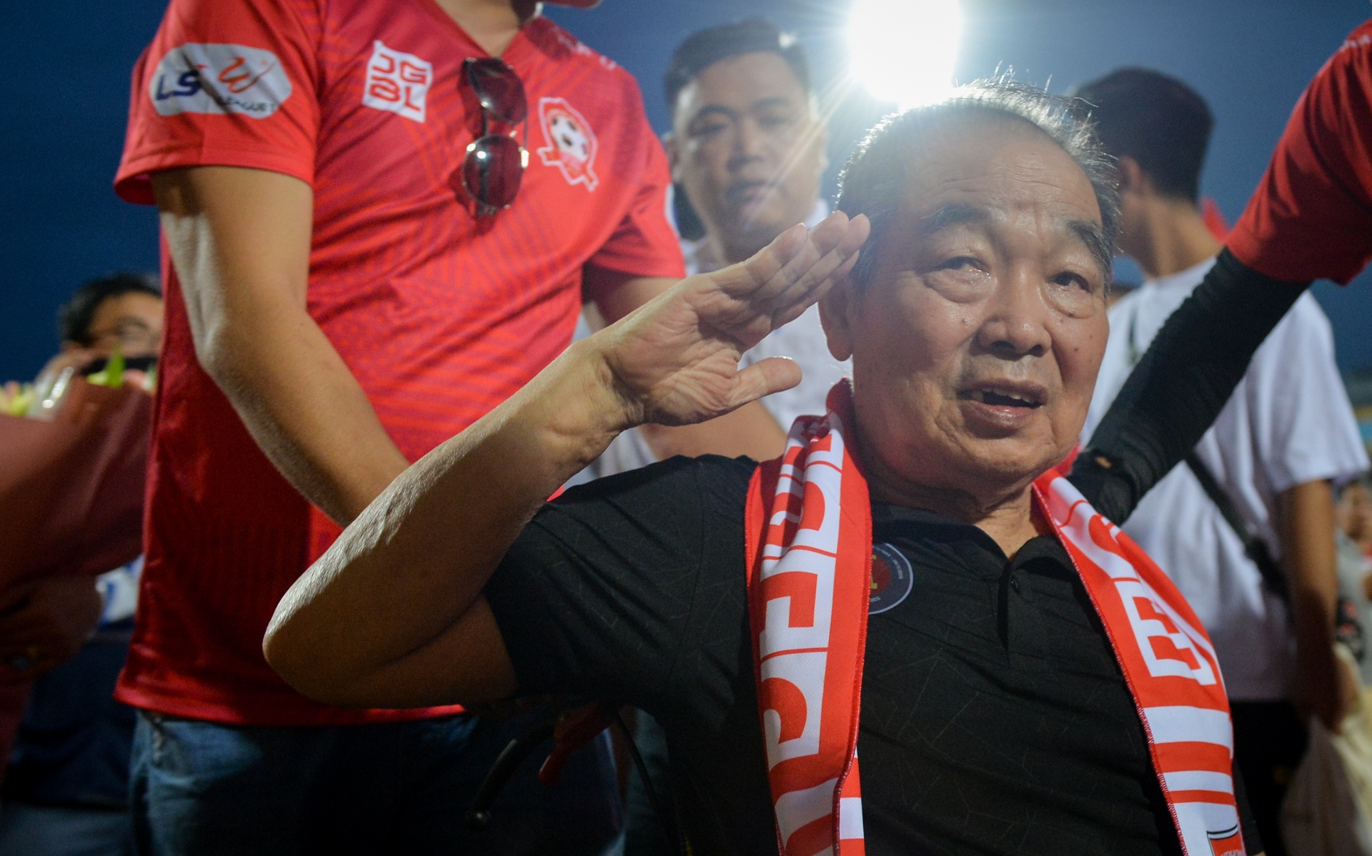 Que Ngoc Hai chia vui voi tro ly Lee Young-jin anh 4