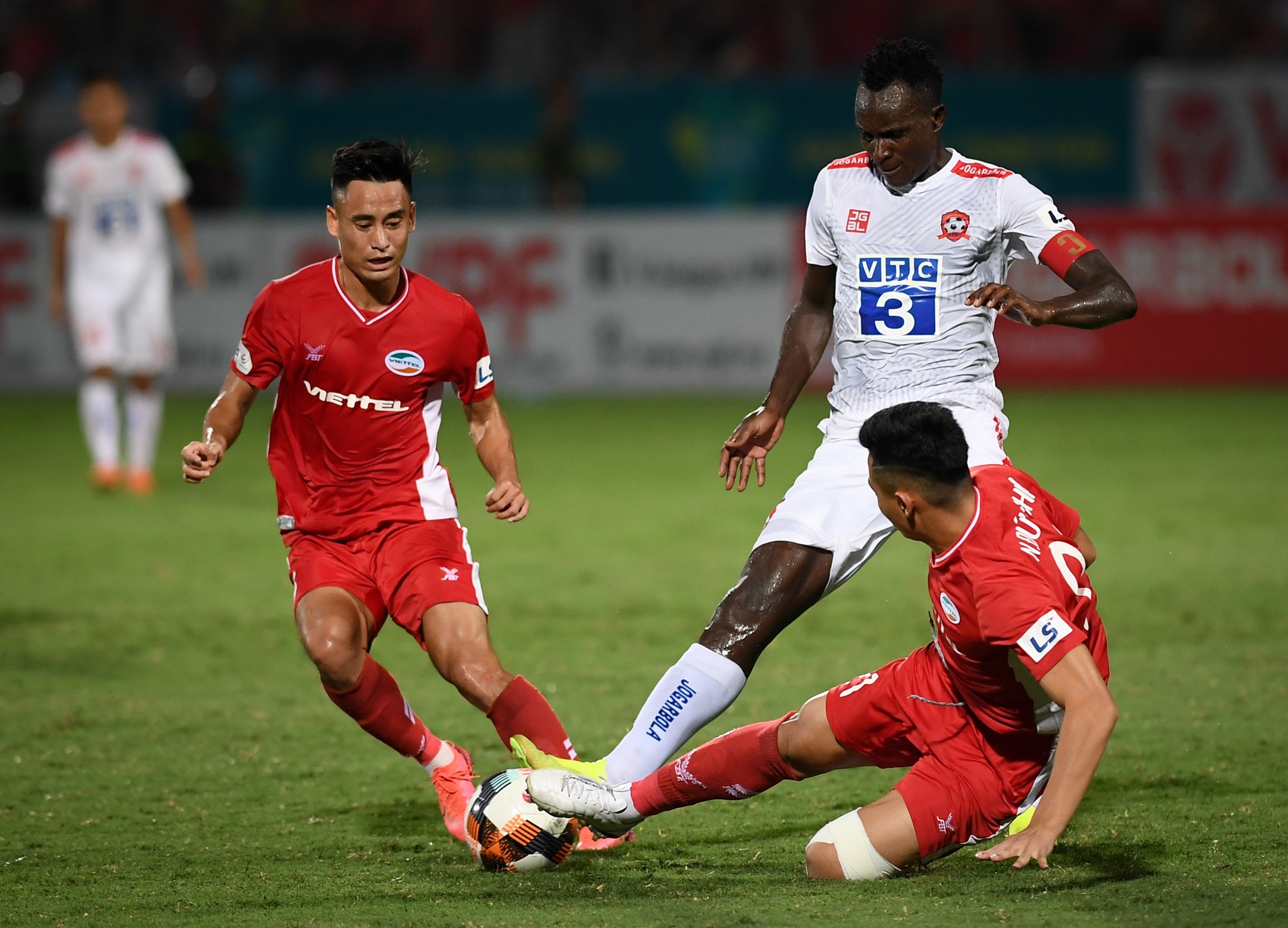 Que Ngoc Hai chia vui voi tro ly Lee Young-jin anh 9