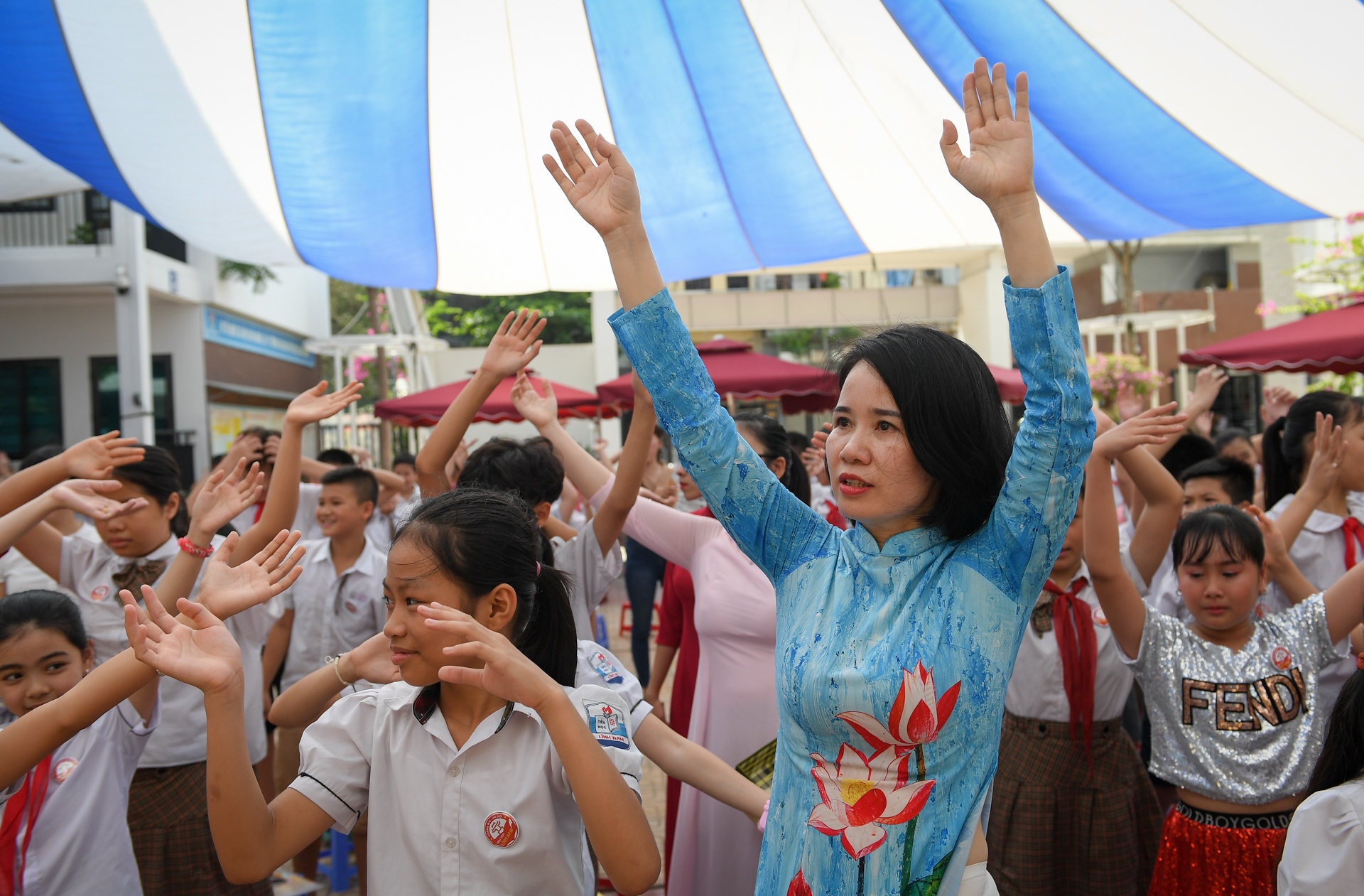 Hoc sinh lop 5 khoc nuc no anh 2