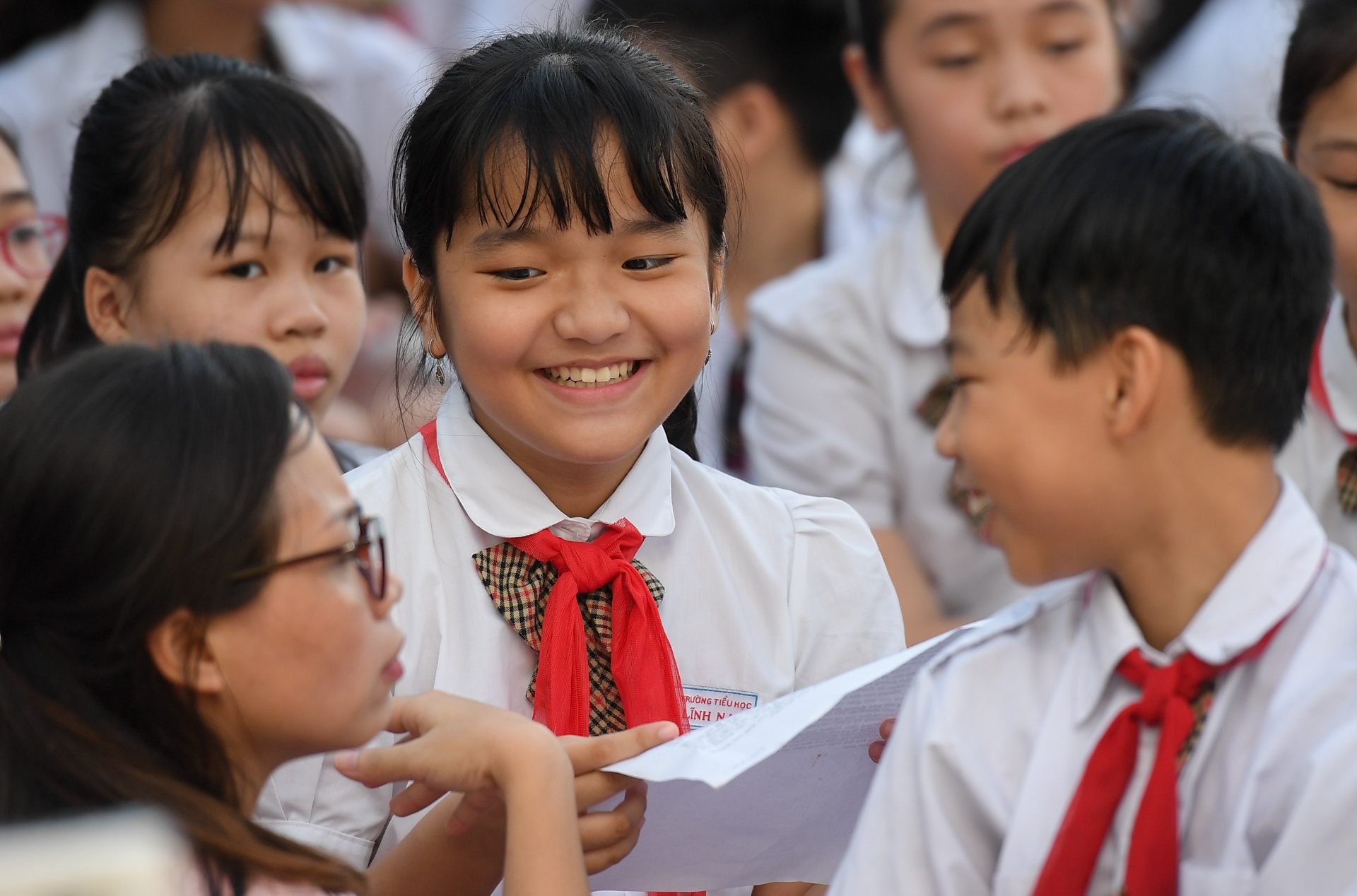 Hoc sinh lop 5 khoc nuc no anh 3