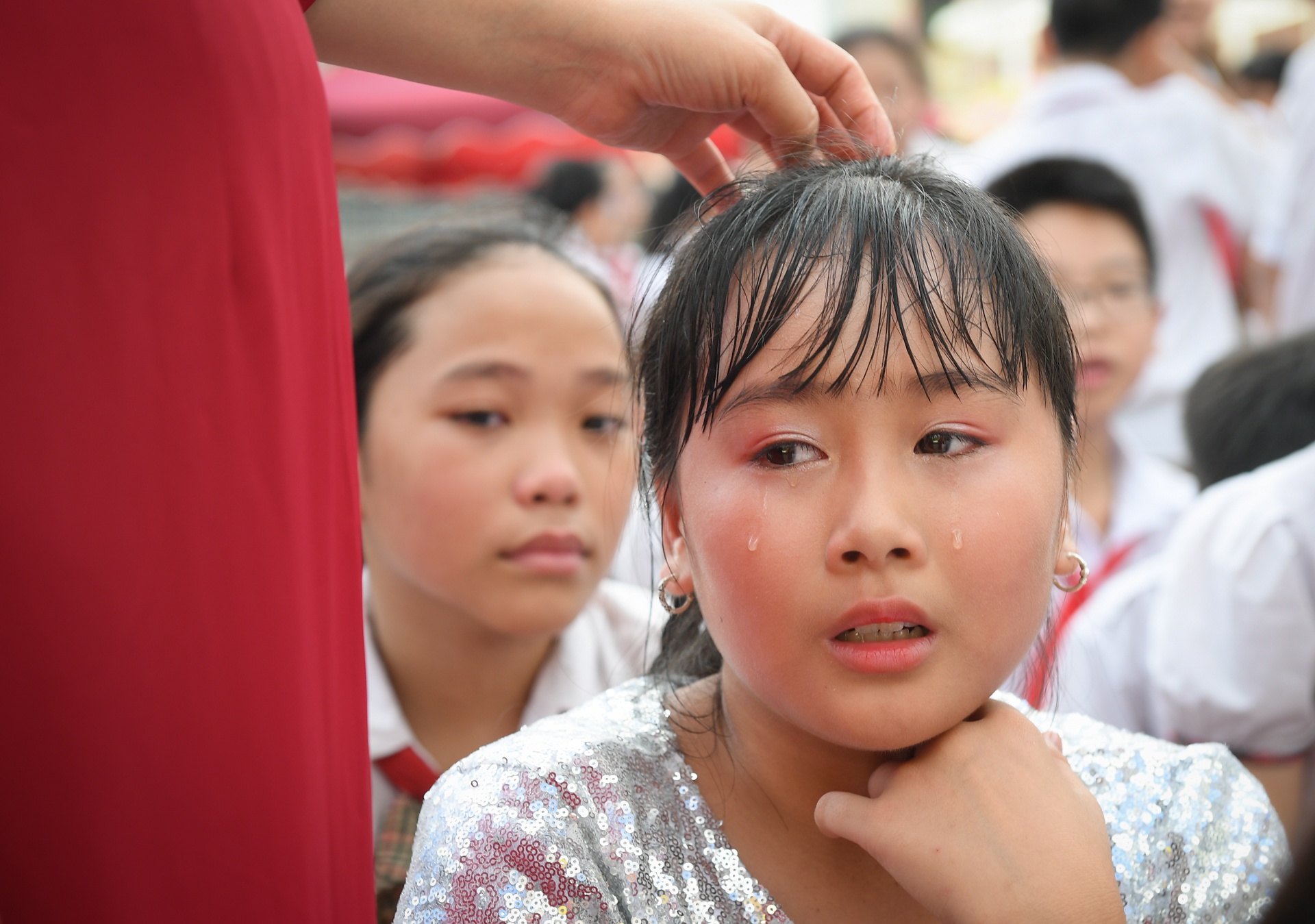 Hoc sinh lop 5 khoc nuc no anh 6