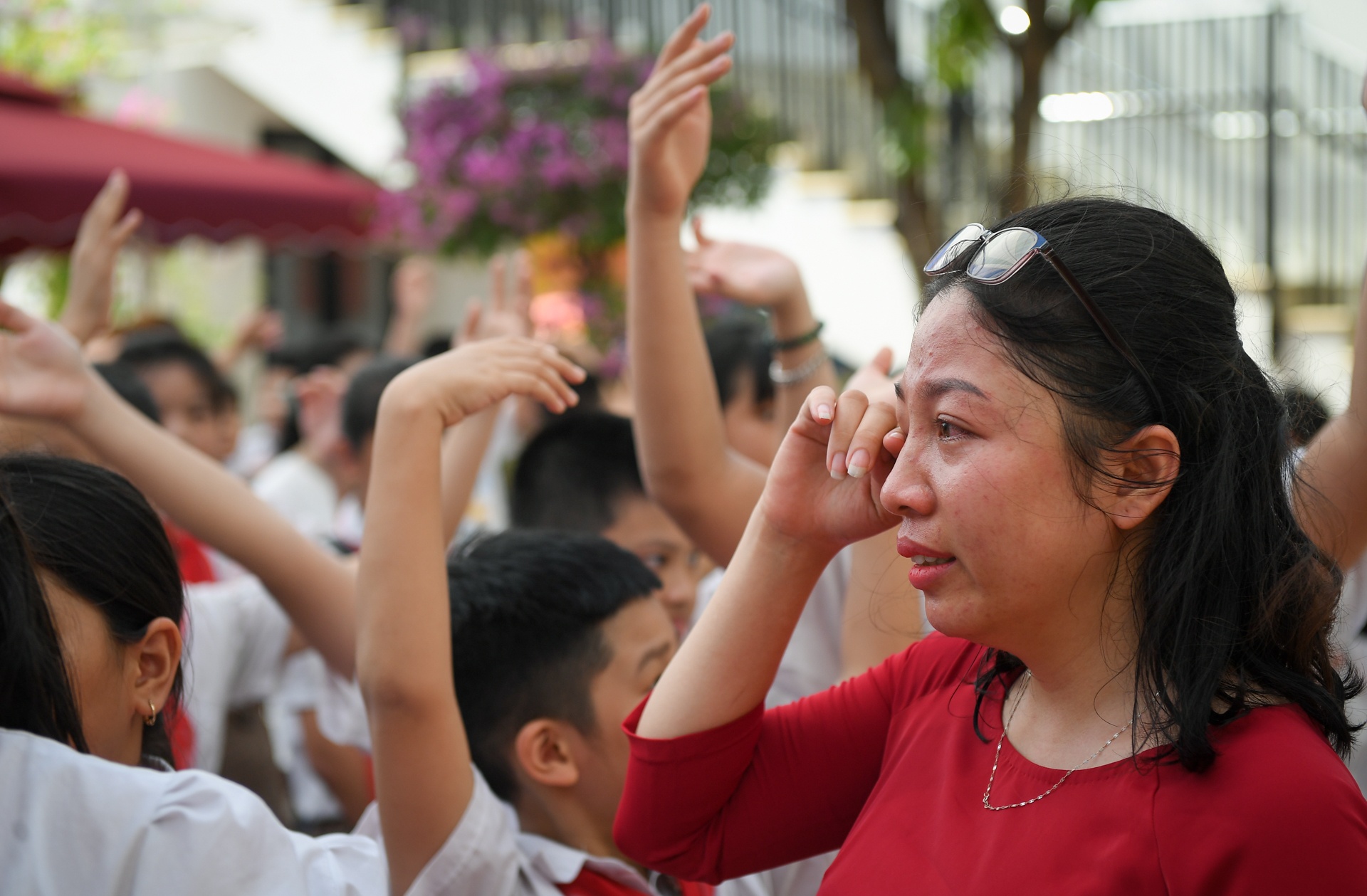 Hoc sinh lop 5 khoc nuc no anh 8