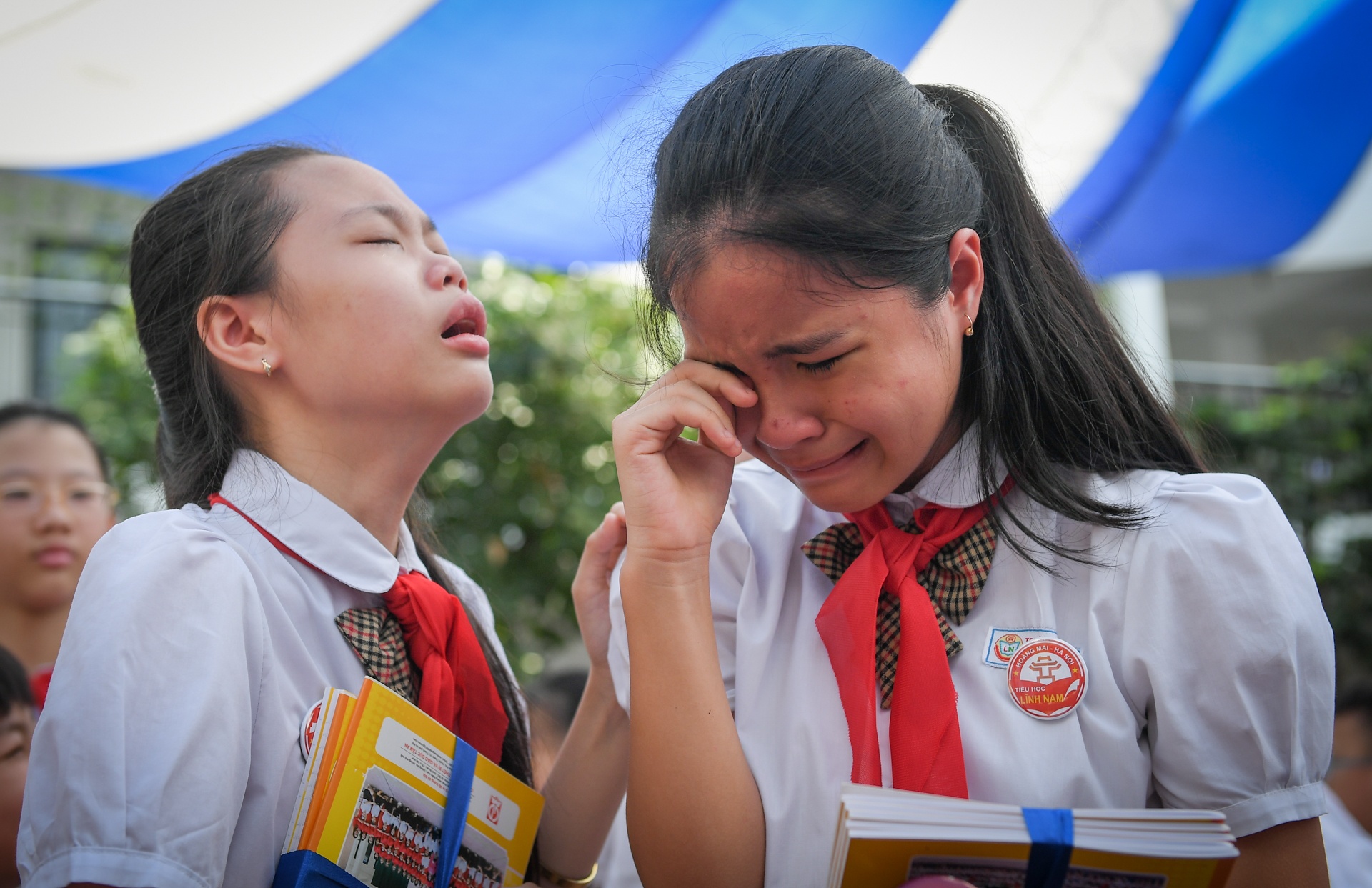 Hoc sinh lop 5 khoc nuc no phut chia tay truong tieu hoc hinh anh