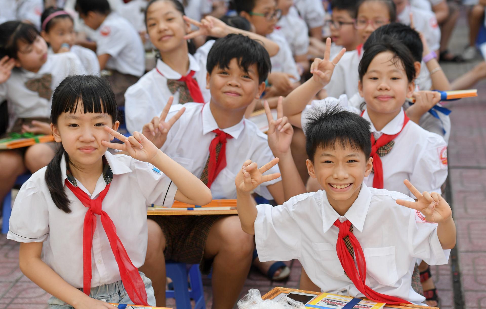 Hoc sinh lop 5 khoc nuc no anh 1