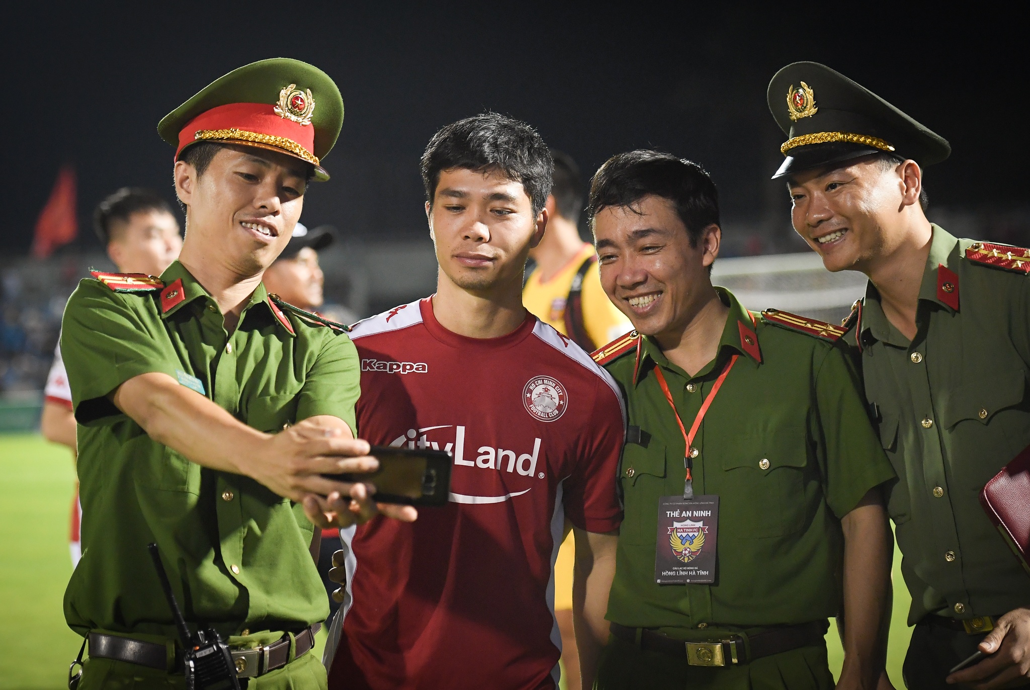 100 canh sat bao ve Cong Phuong anh 1