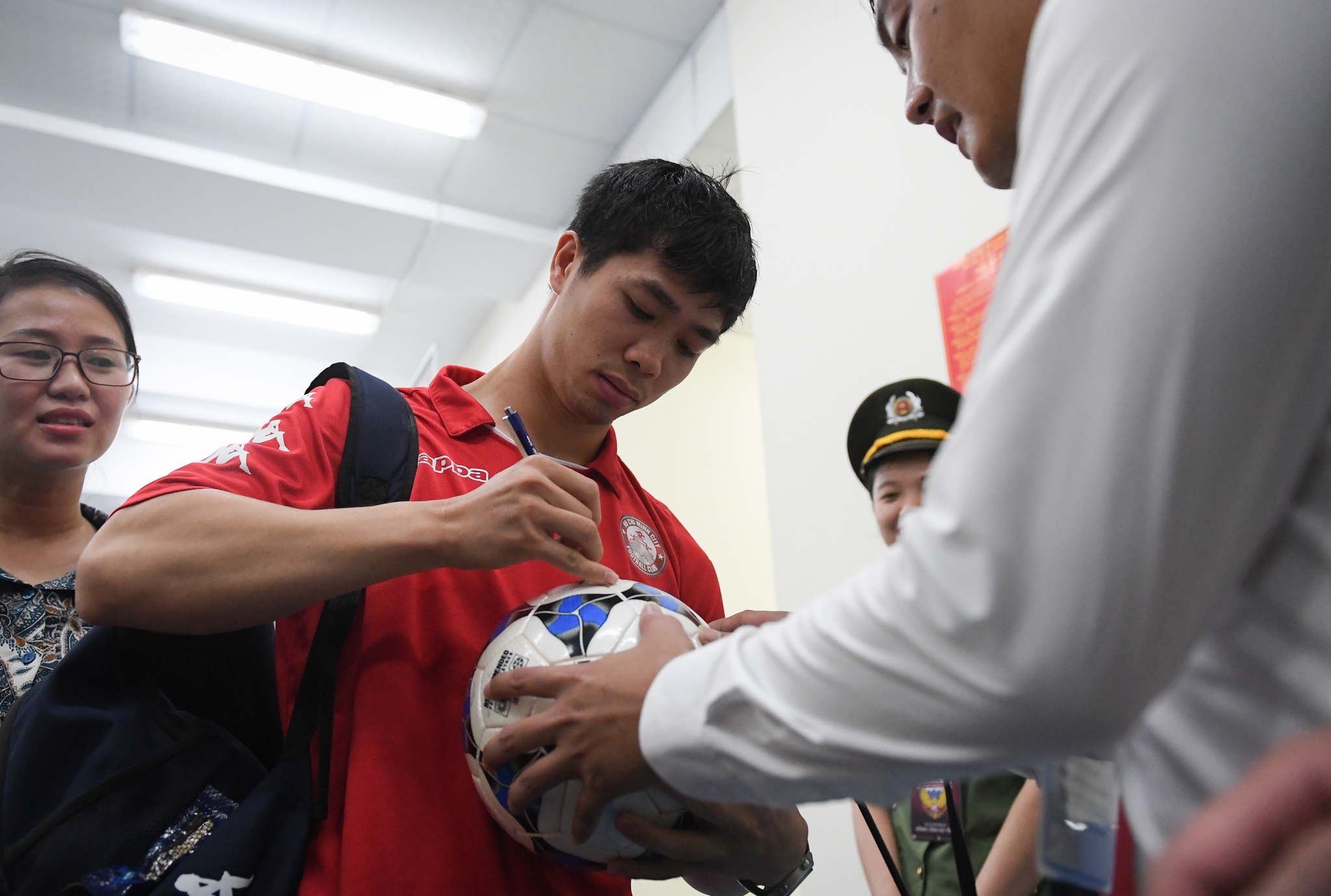 100 canh sat bao ve Cong Phuong anh 2