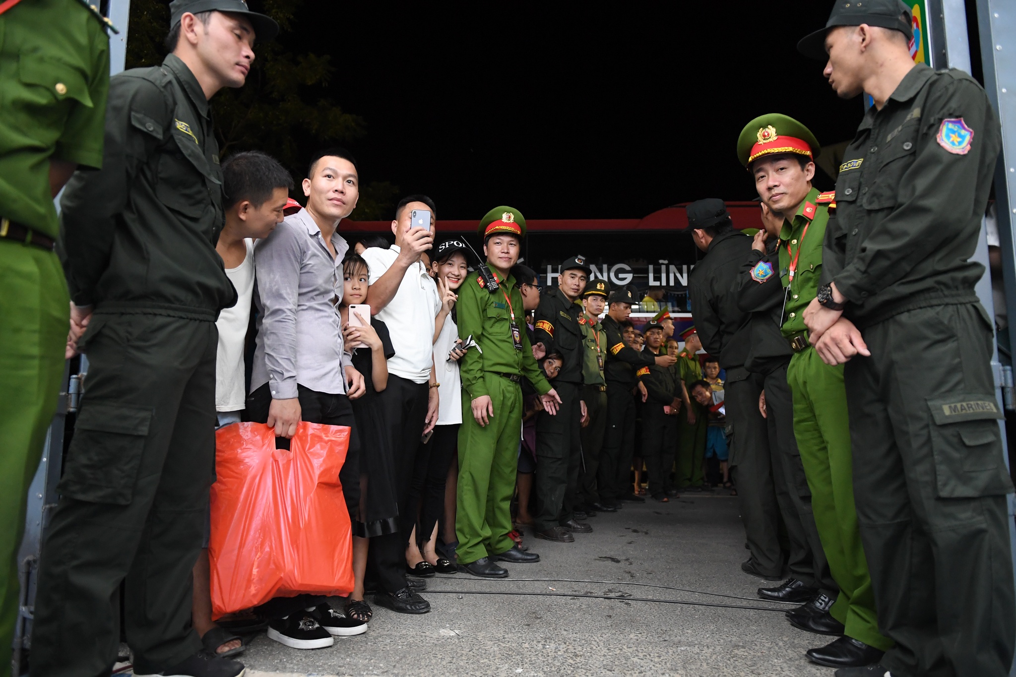 100 canh sat bao ve Cong Phuong anh 3