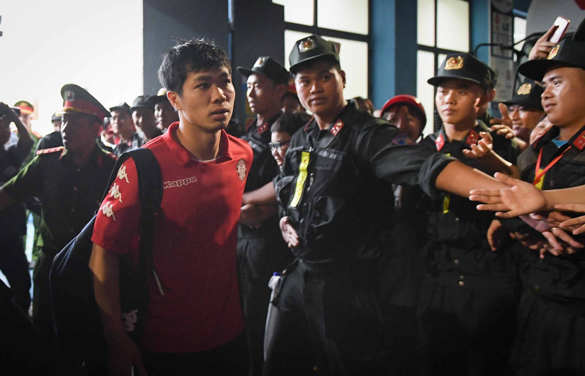 100 canh sat bao ve Cong Phuong roi san o Ha Tinh hinh anh