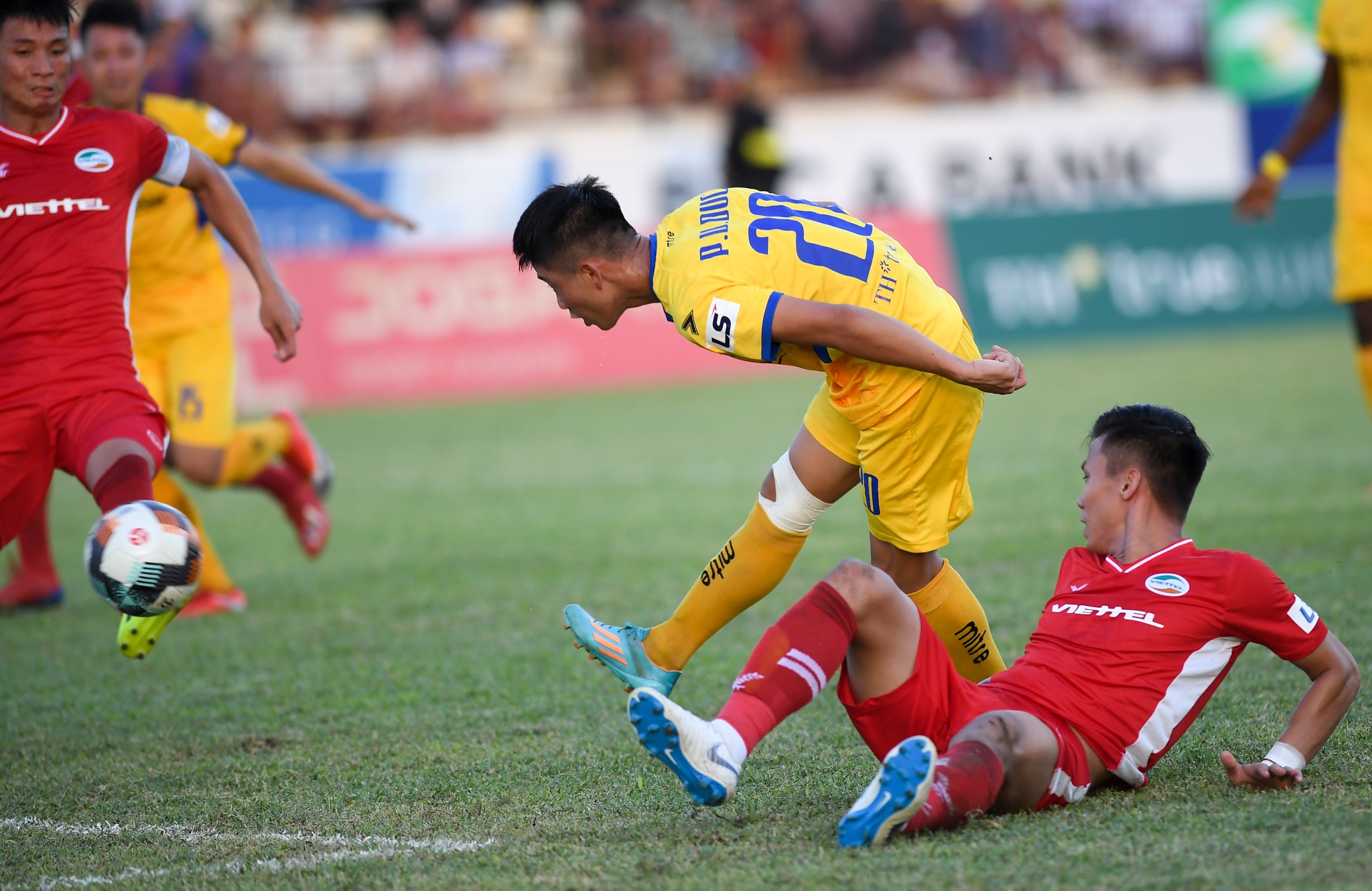 Phan Van Duc bat luc voi dong doi cu anh 4