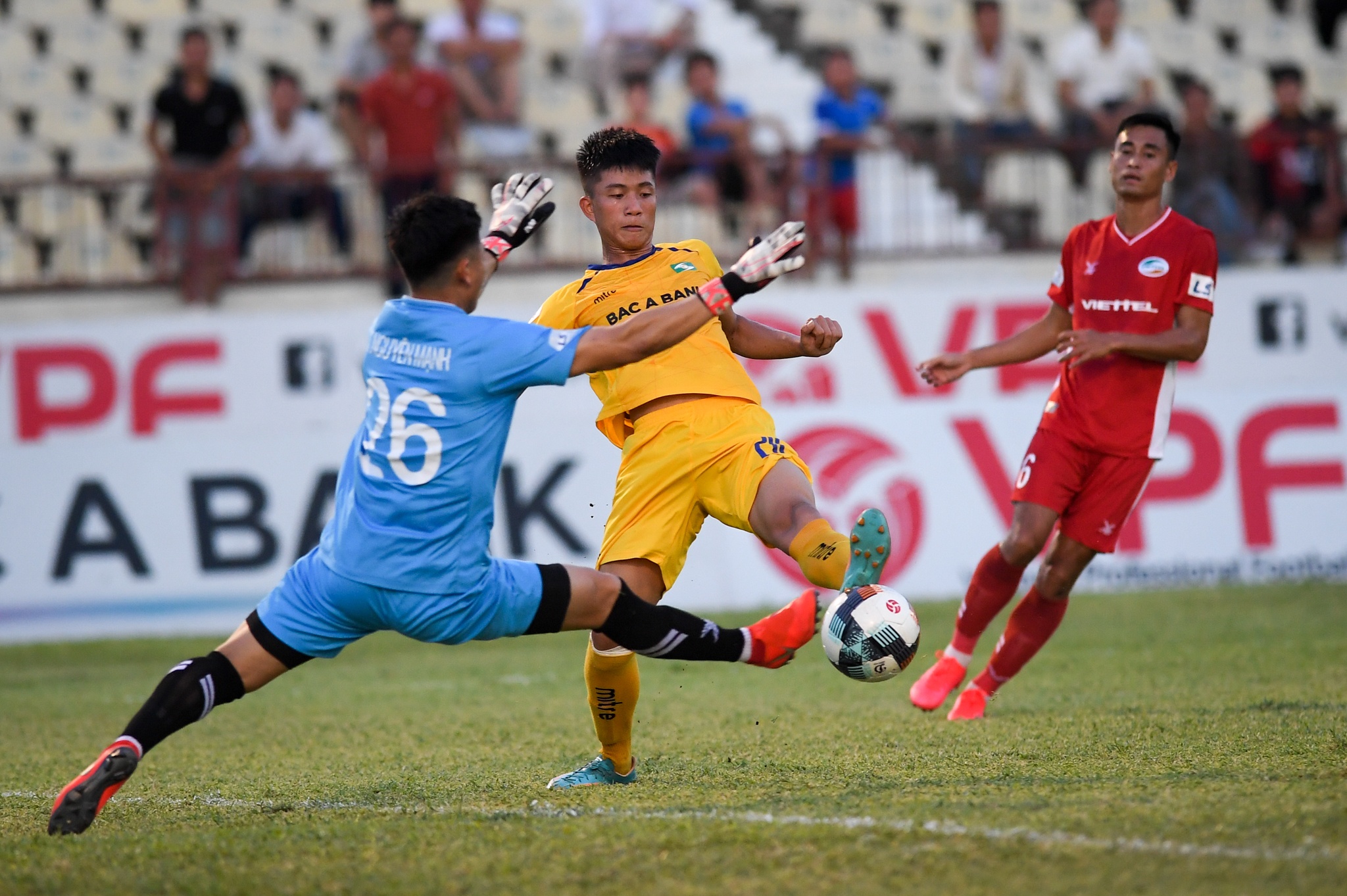 Phan Van Duc bat luc voi dong doi cu anh 5