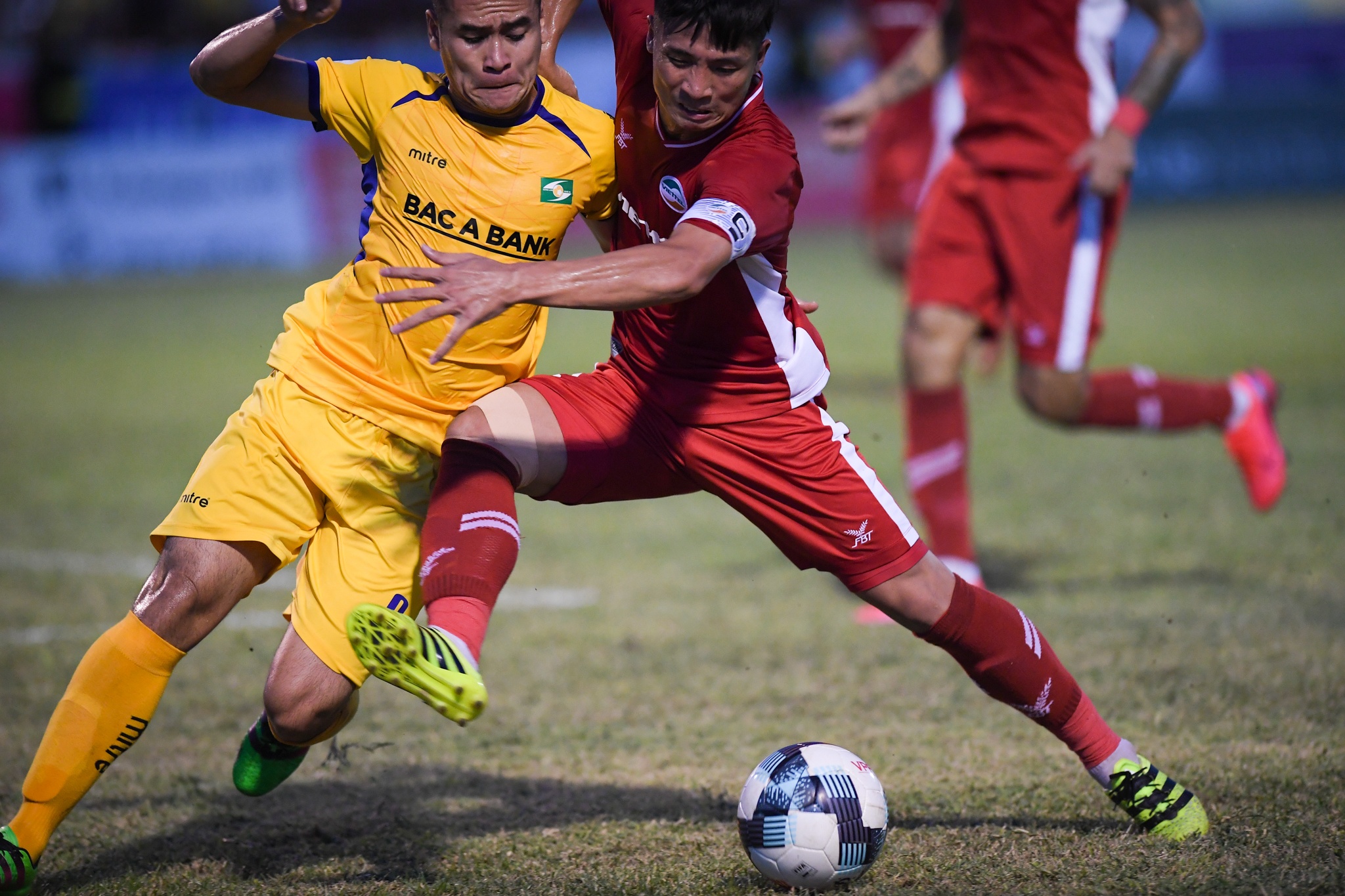 Phan Van Duc bat luc voi dong doi cu anh 7