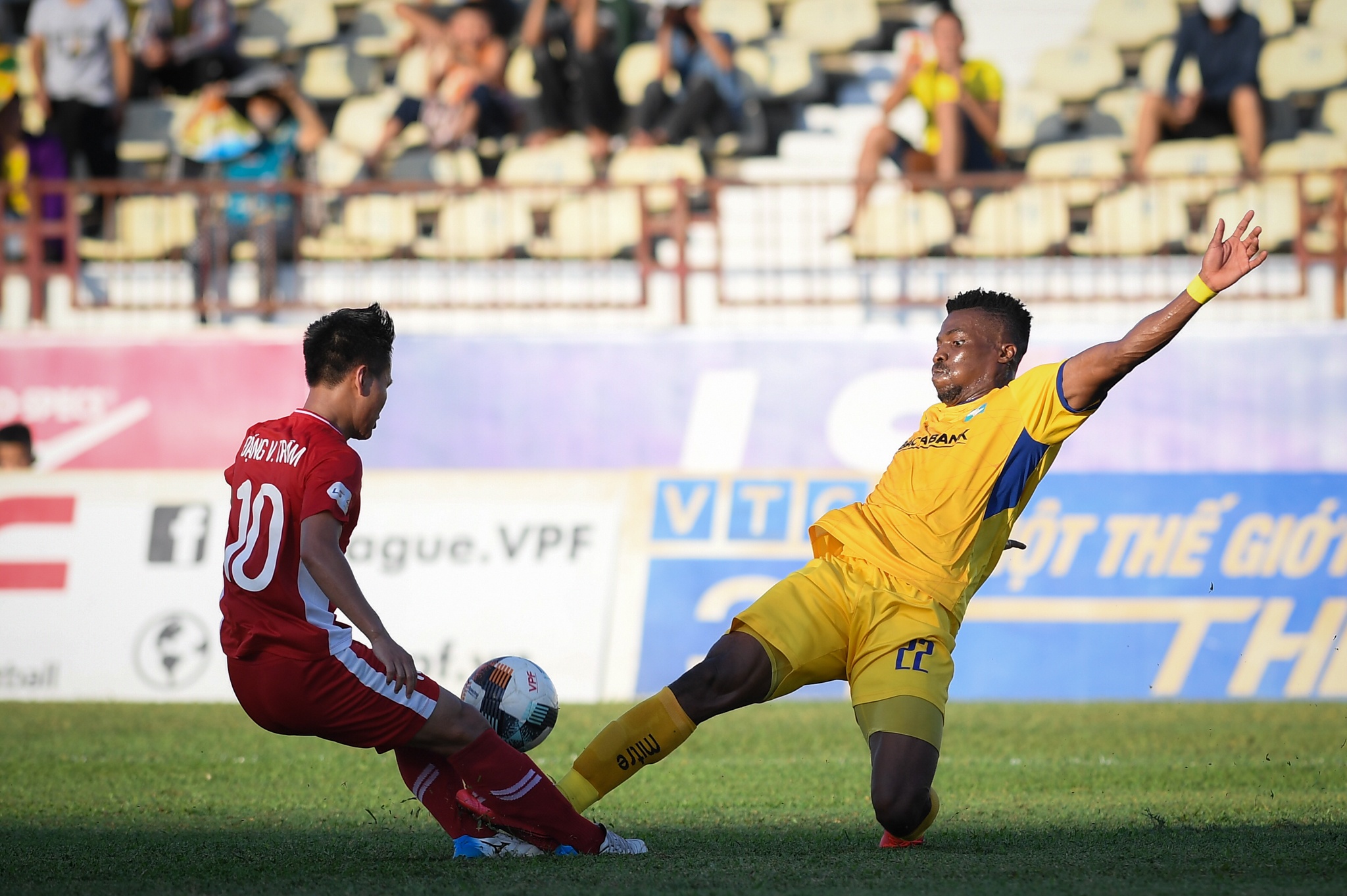 Phan Van Duc bat luc voi dong doi cu anh 8