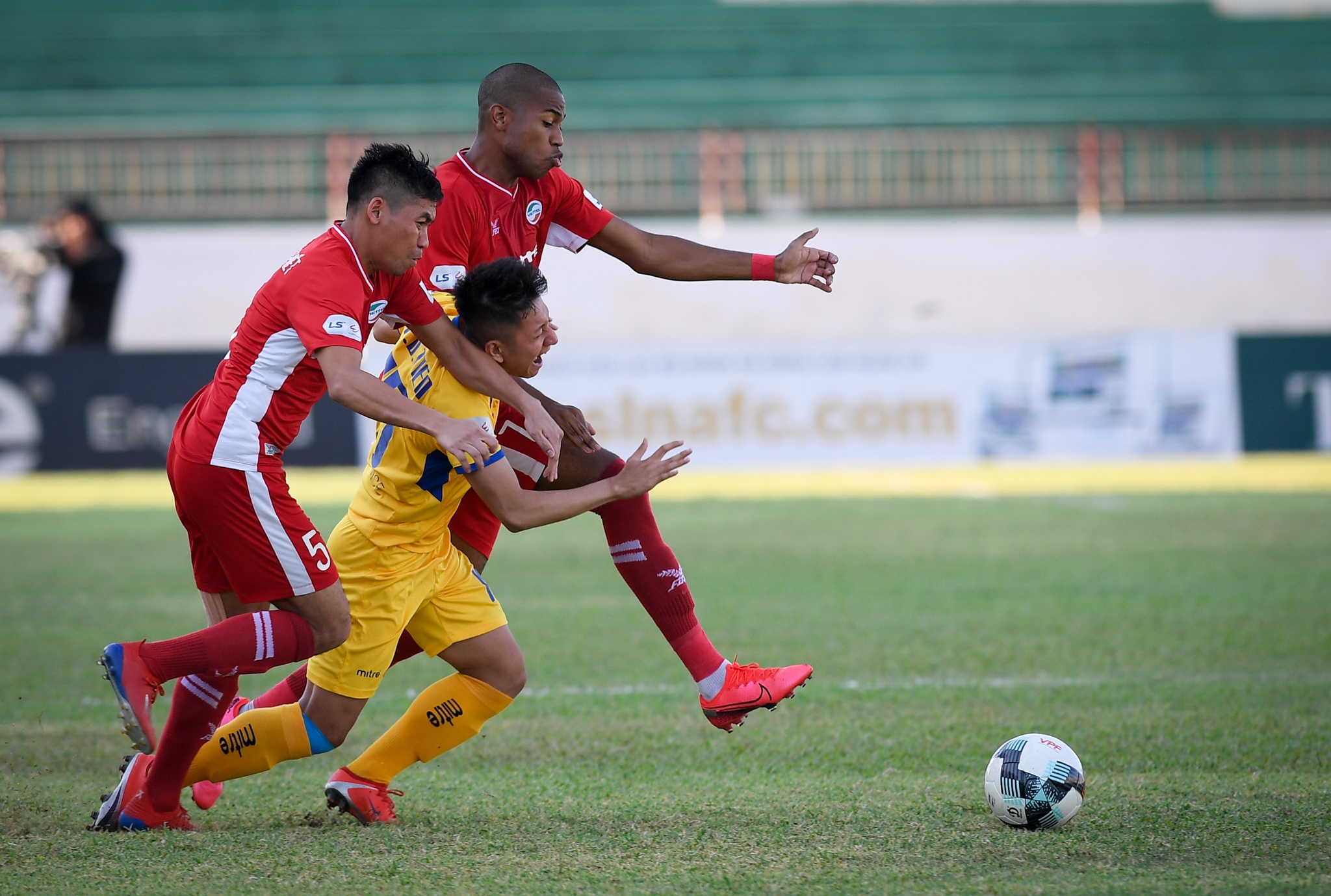 Phan Van Duc bat luc voi dong doi cu anh 9