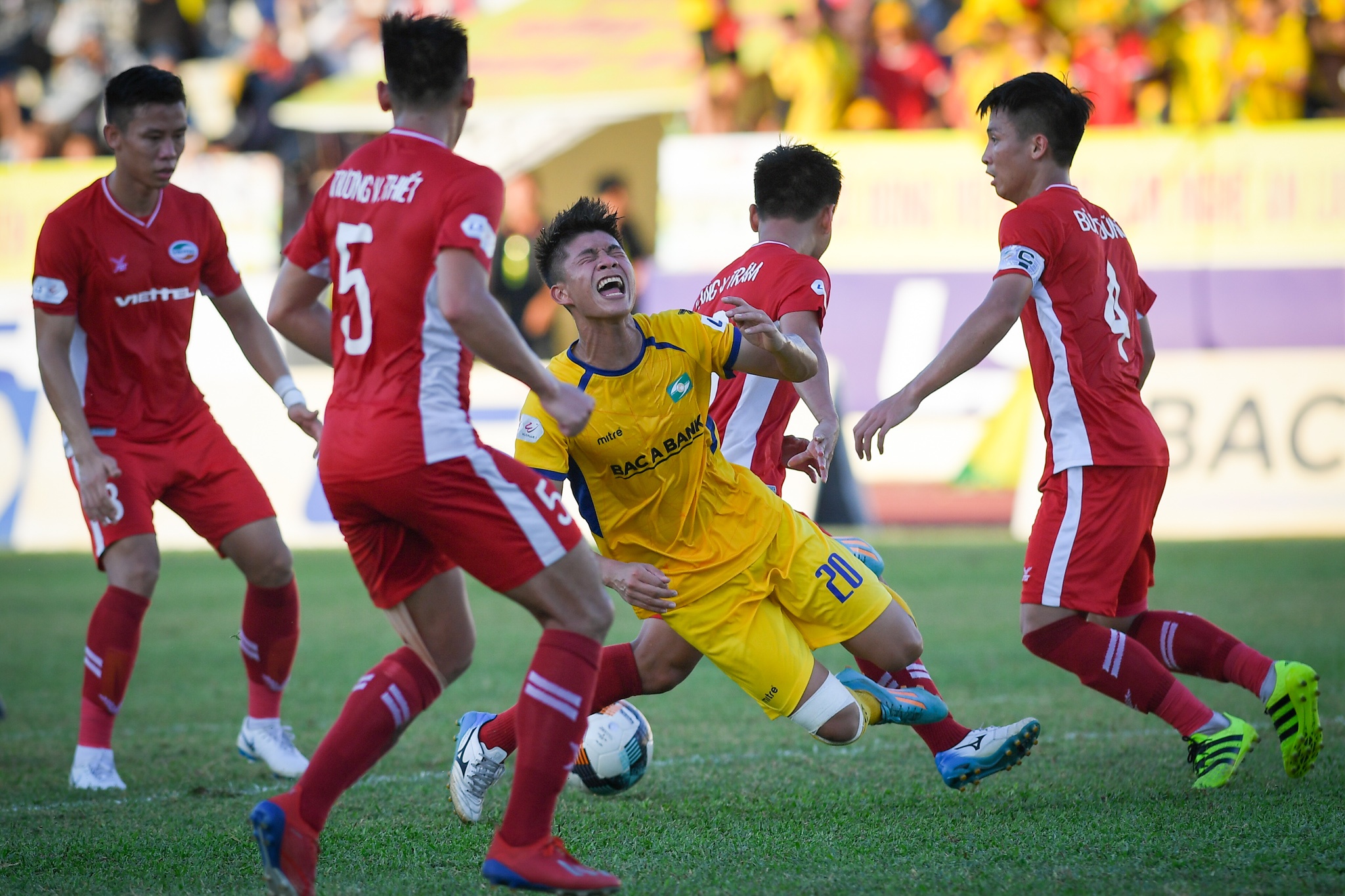 Phan Van Duc bat luc trong vong vay cua nhung dong doi cu hinh anh