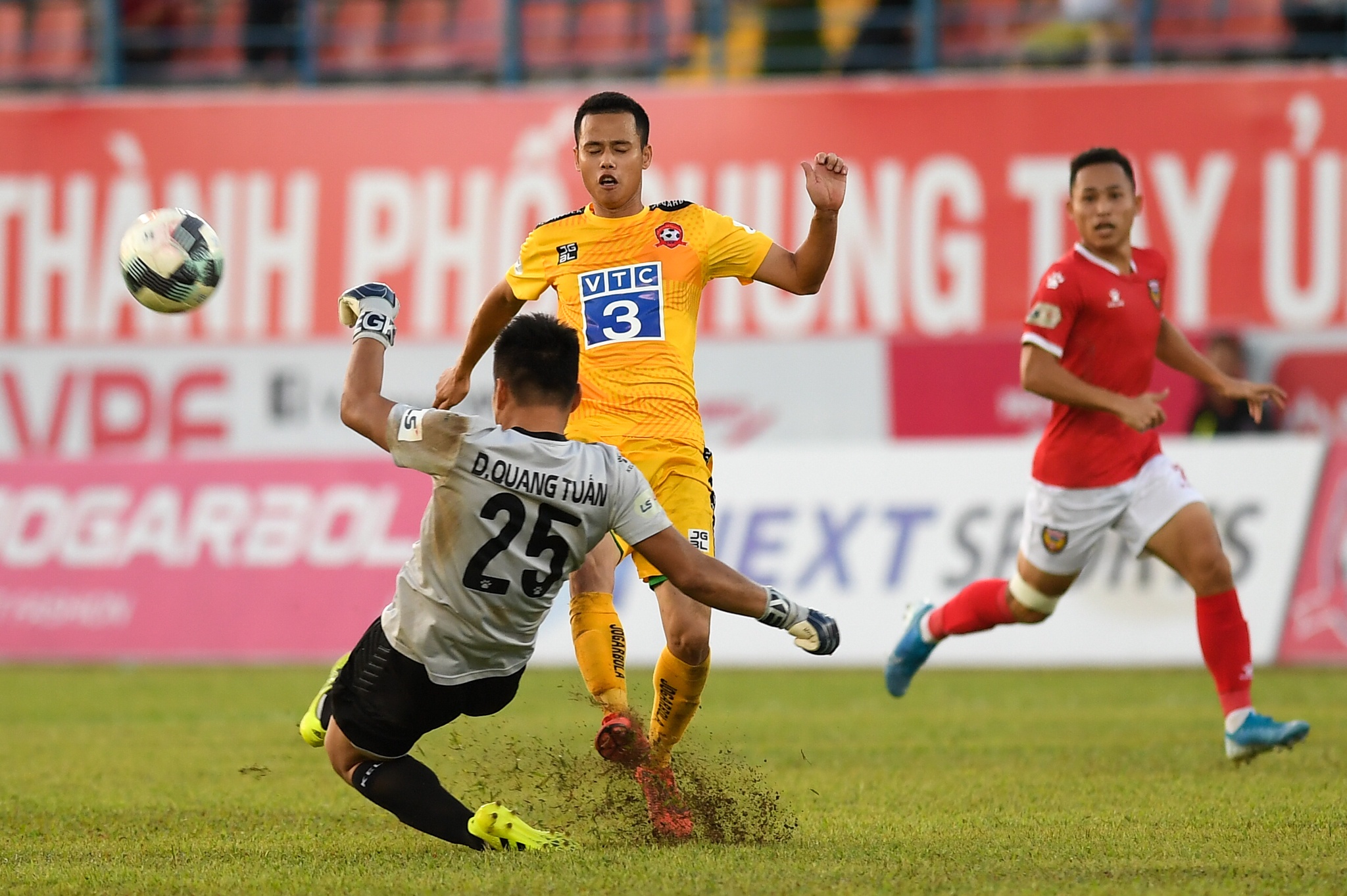 Thu mon Ha Tinh choi nhu trung ve khi lao len pha bong tu giua san hinh anh